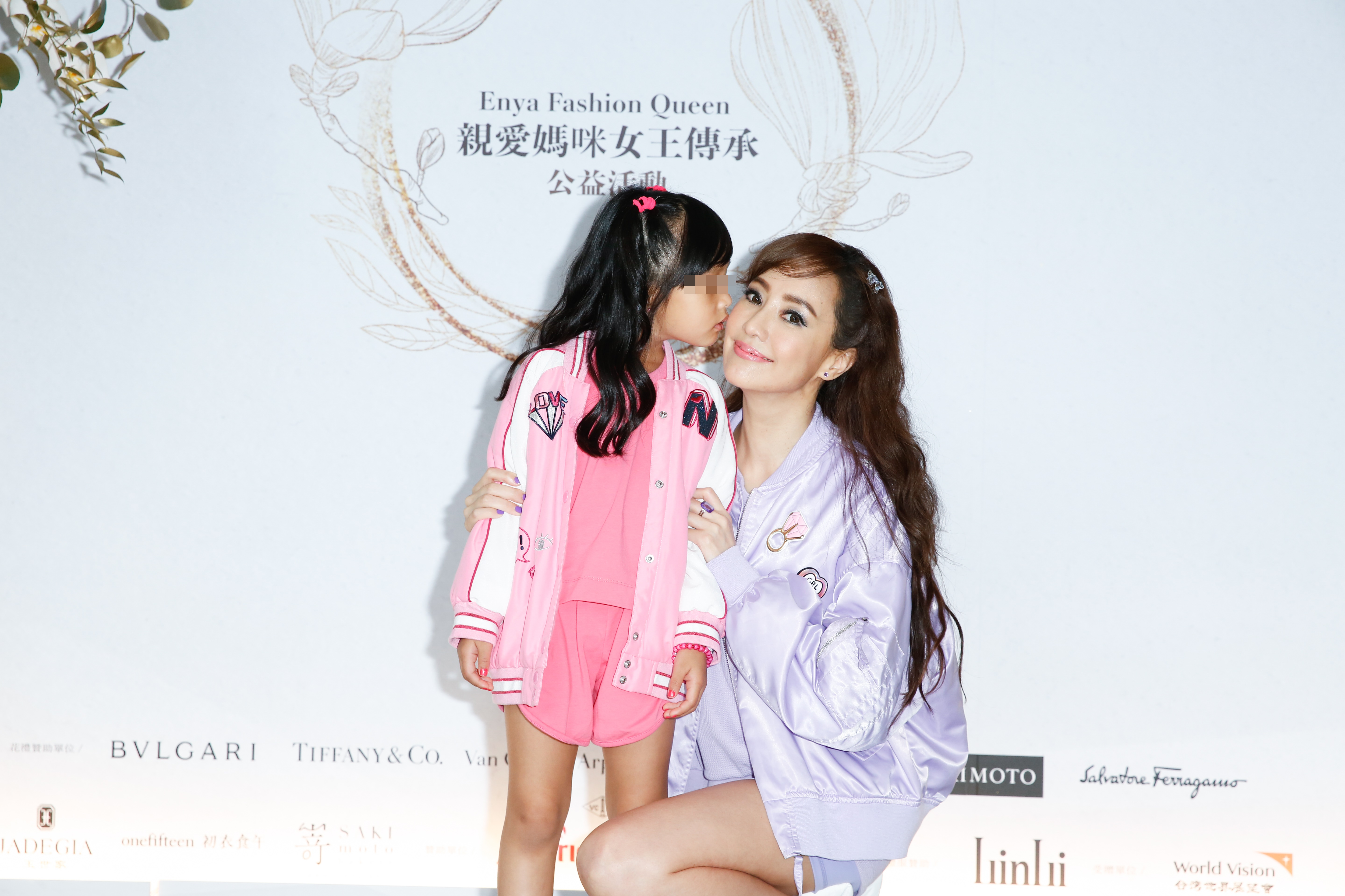 關穎（右）帶著5歲的大女兒C.C.（左）現身台北萬豪酒店，擔任壓軸表演嘉賓，表示是很有意義的回憶。