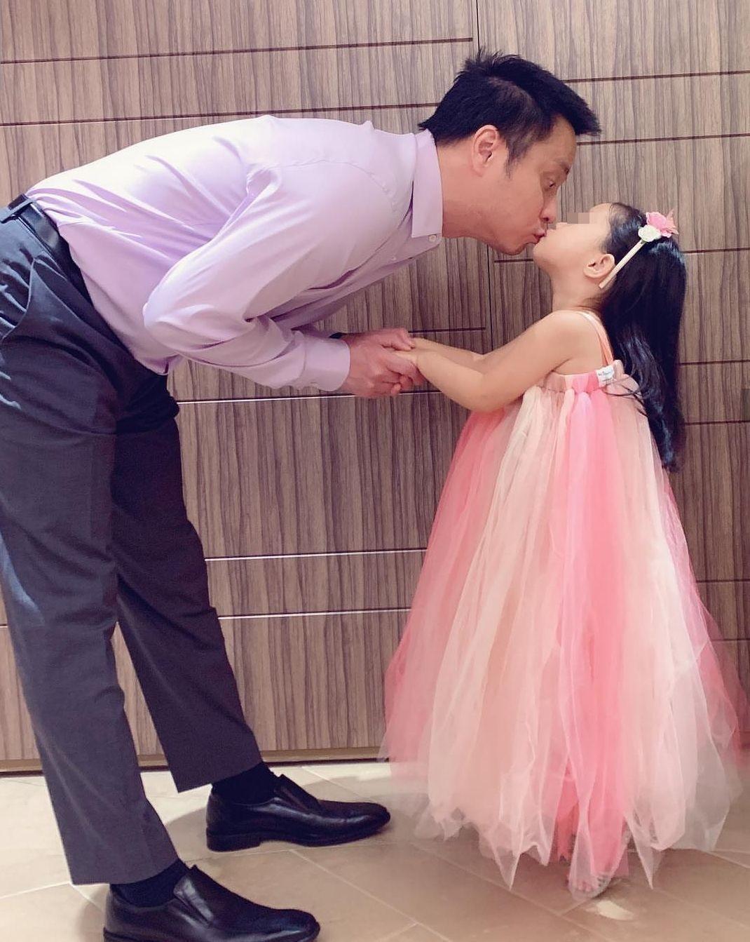 兩年前的結婚紀念日,老公朱志威(左)親了女兒C.C. (右)後一起出門,身為正宮的關穎無奈寫下︰「清楚明白輪不到我。」(翻攝自關穎IG)