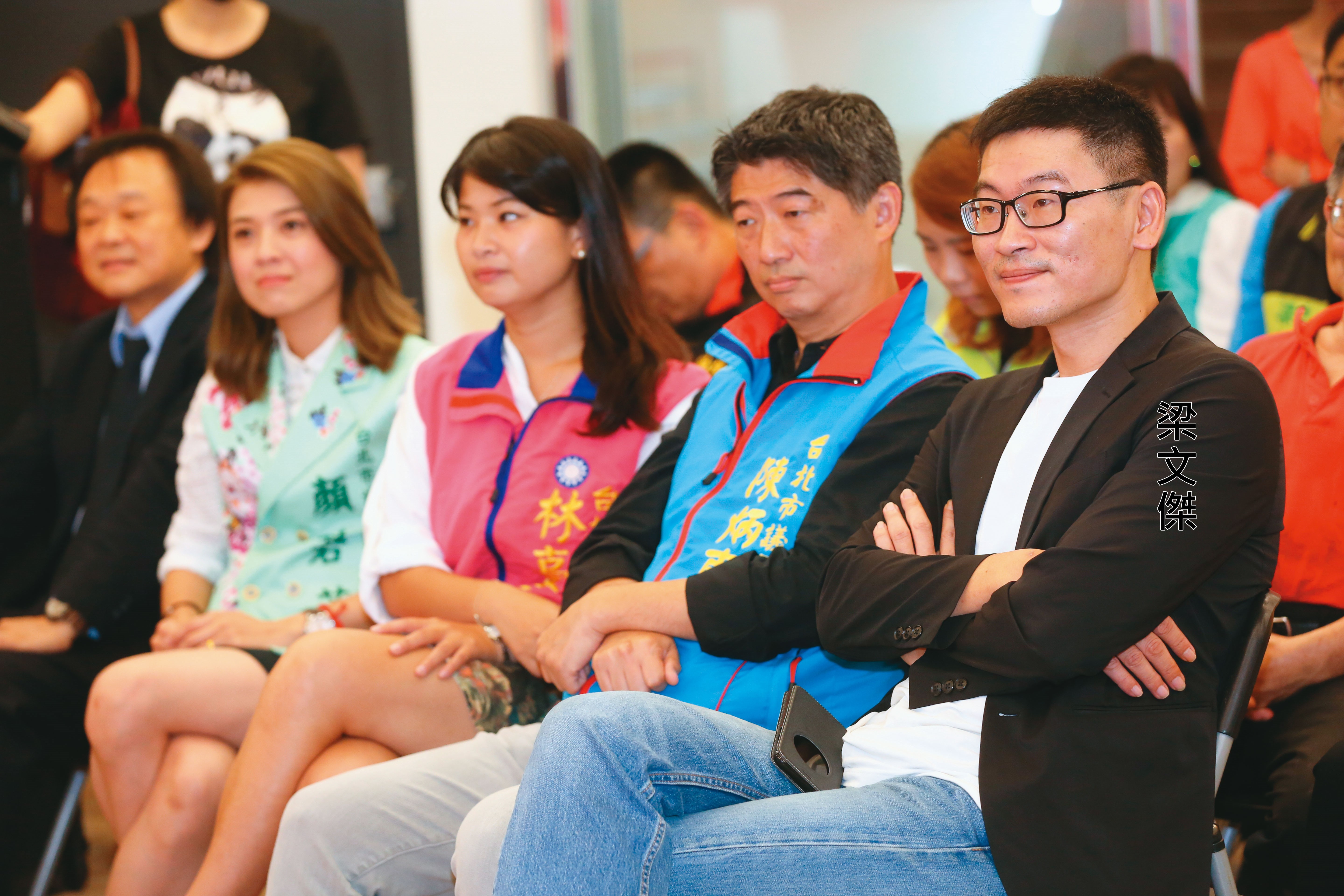 民進黨討論「一年條款」時，中常委、台北市議員梁文傑曾擔憂會導致「舊疾復發」，再爆出黑道入黨情事。