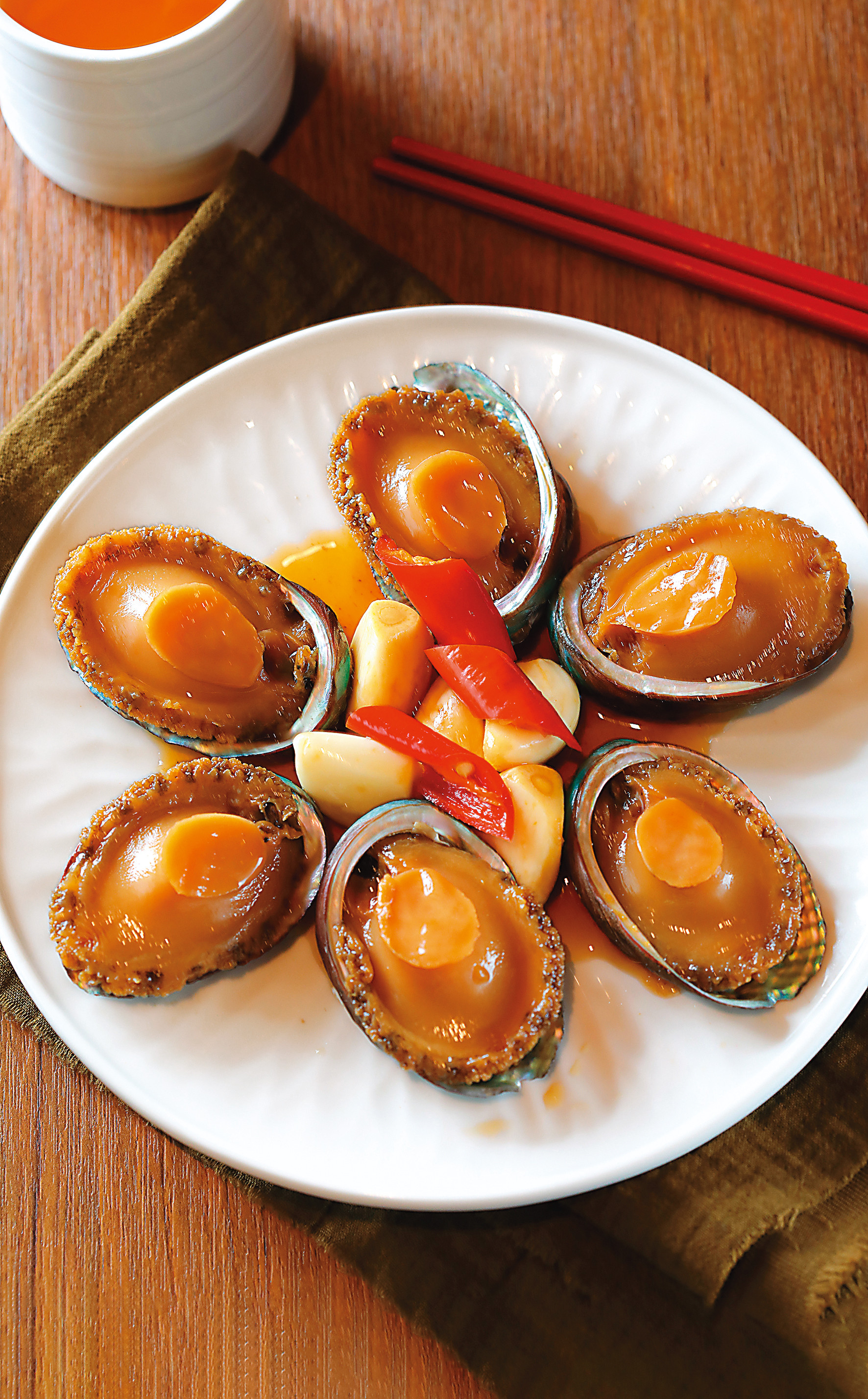 很開胃的「醉醃鹹九孔」，梅子粉是隱味。（380元／份、6顆）