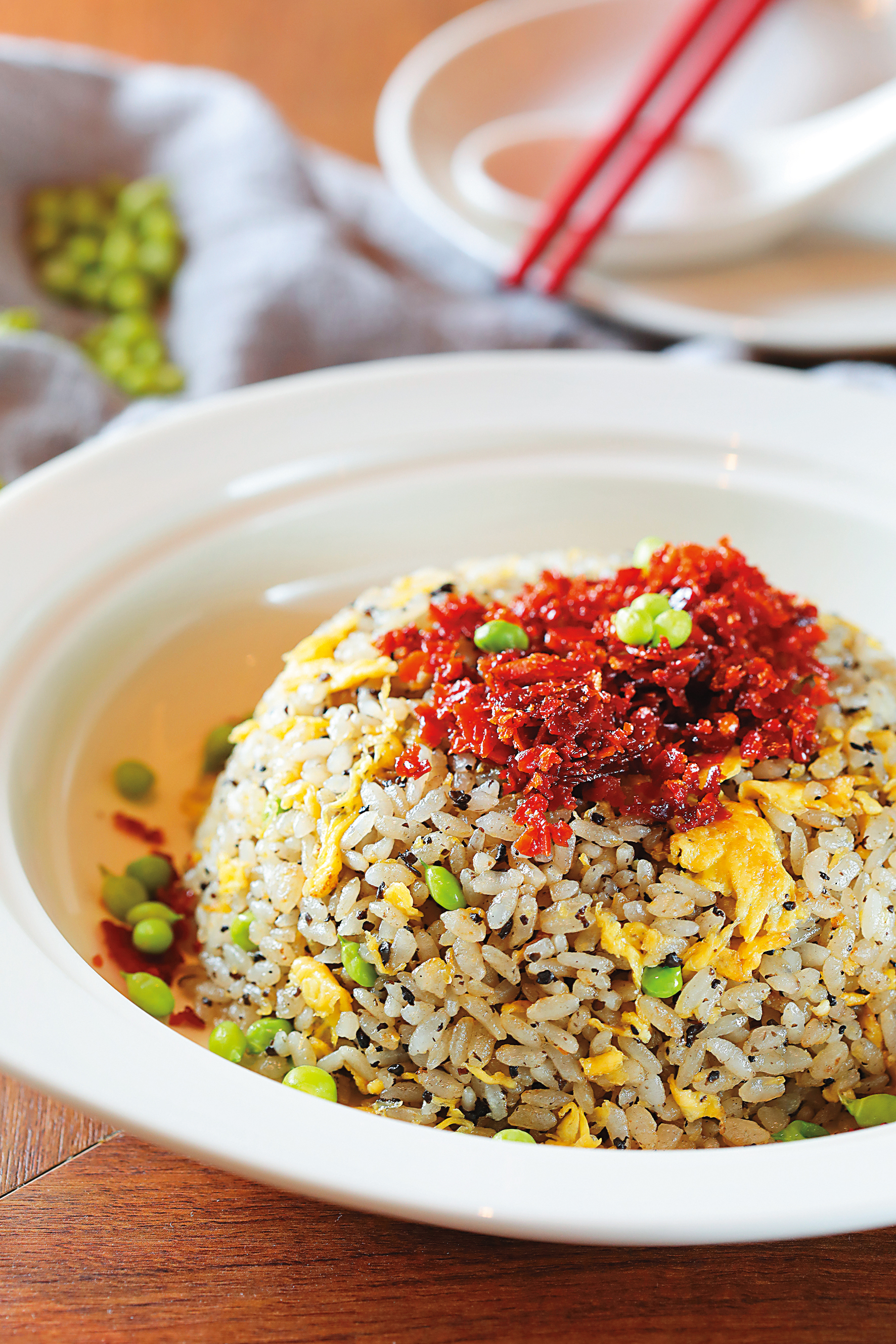 換上西方外衣的「帕瑪火腿松露炒飯」，其實是改良版的上海菜飯。（300元／份）