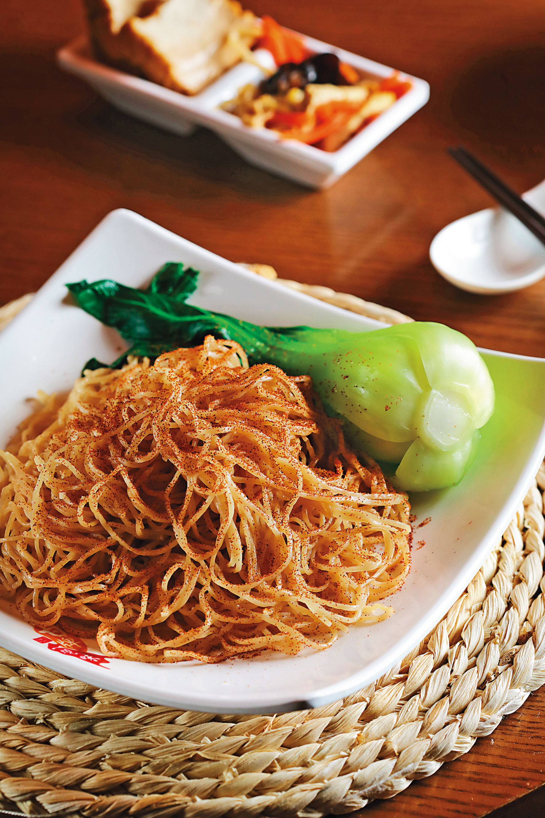 味道頗正宗的「蝦味撈麵」，用的是台灣自己炒的蝦籽。（120元／份）