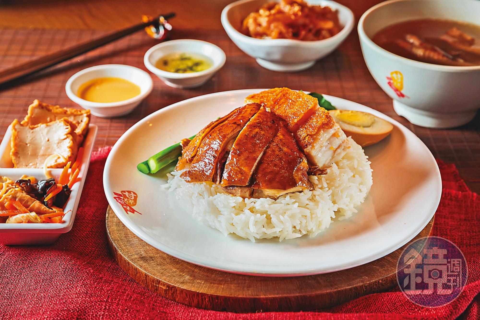 只在平日早上11點至傍晚5點供應的「燒臘雙拼飯（脆皮燒肉／桶子油雞）」，算是很划算的選擇。（300元／套餐）