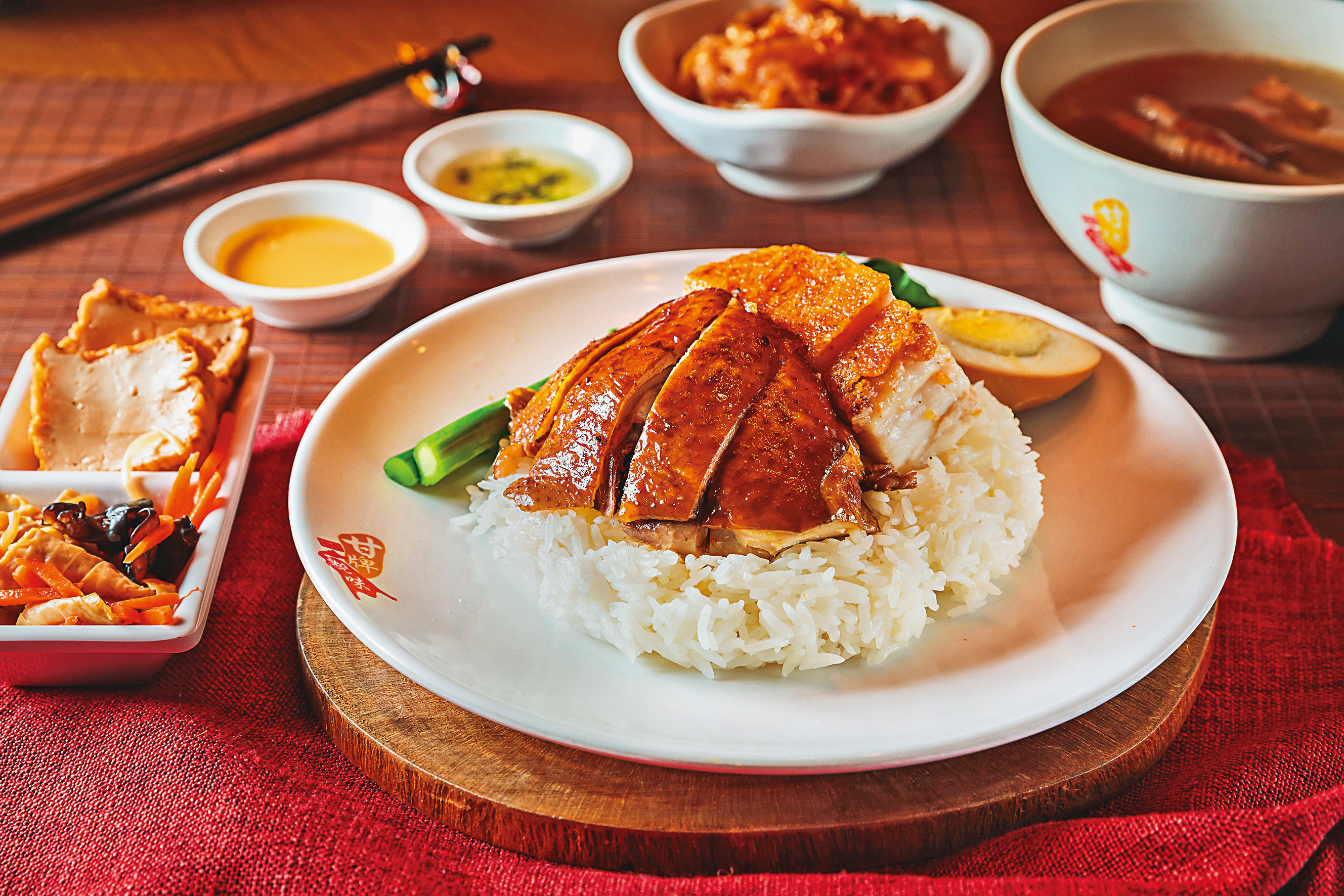 只在平日早上11點至傍晚5點供應的「燒臘雙拼飯（脆皮燒肉／桶子油雞）」，算是很划算的選擇。（300元／套餐）