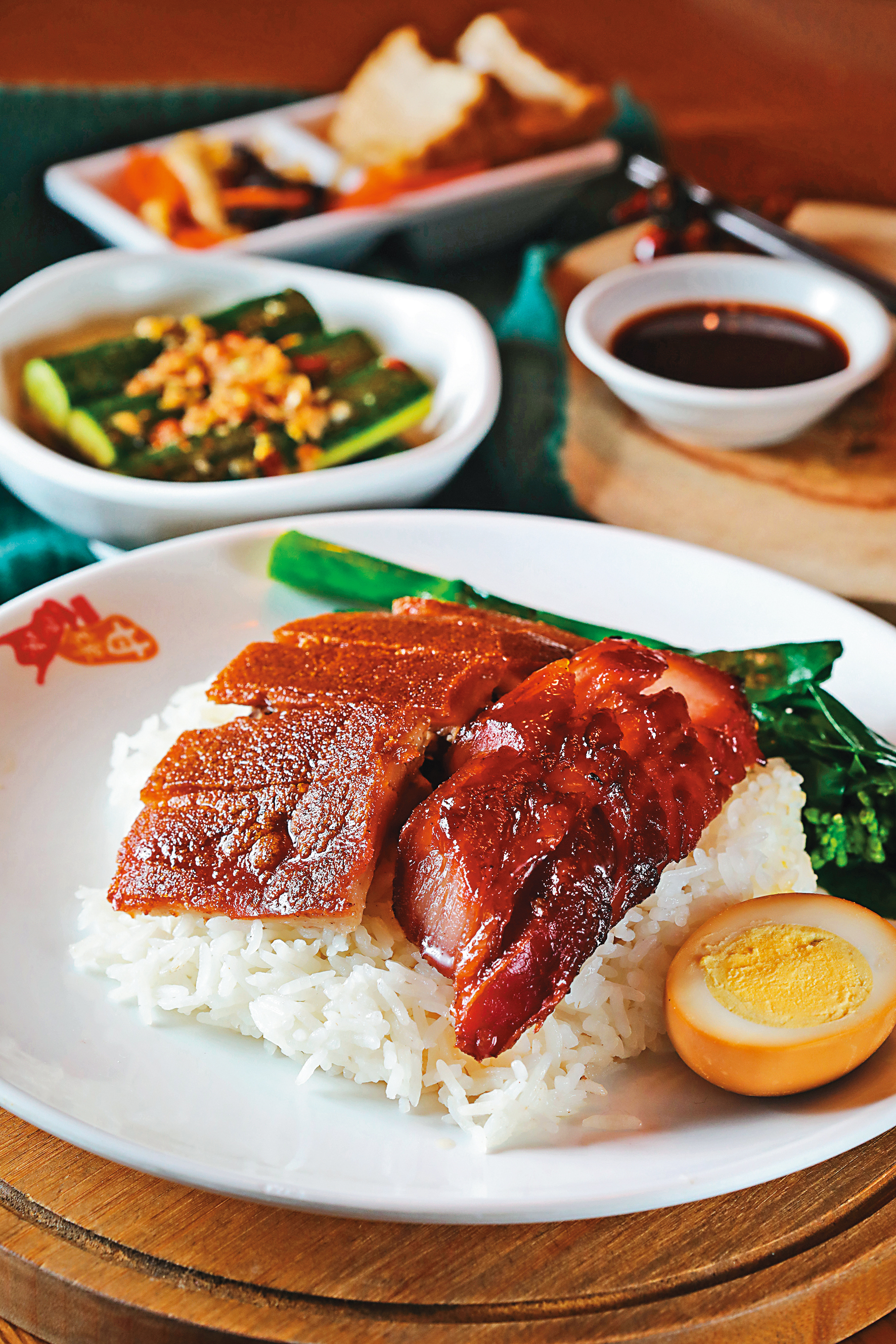 同樣是平日午間限定的「乳豬雙拼飯（化皮乳豬／蜜汁叉燒）」，含白灼時蔬、手拍黃瓜或香麻海蜇三選一，還有老火靚湯或薏仁水。（479元／套餐）