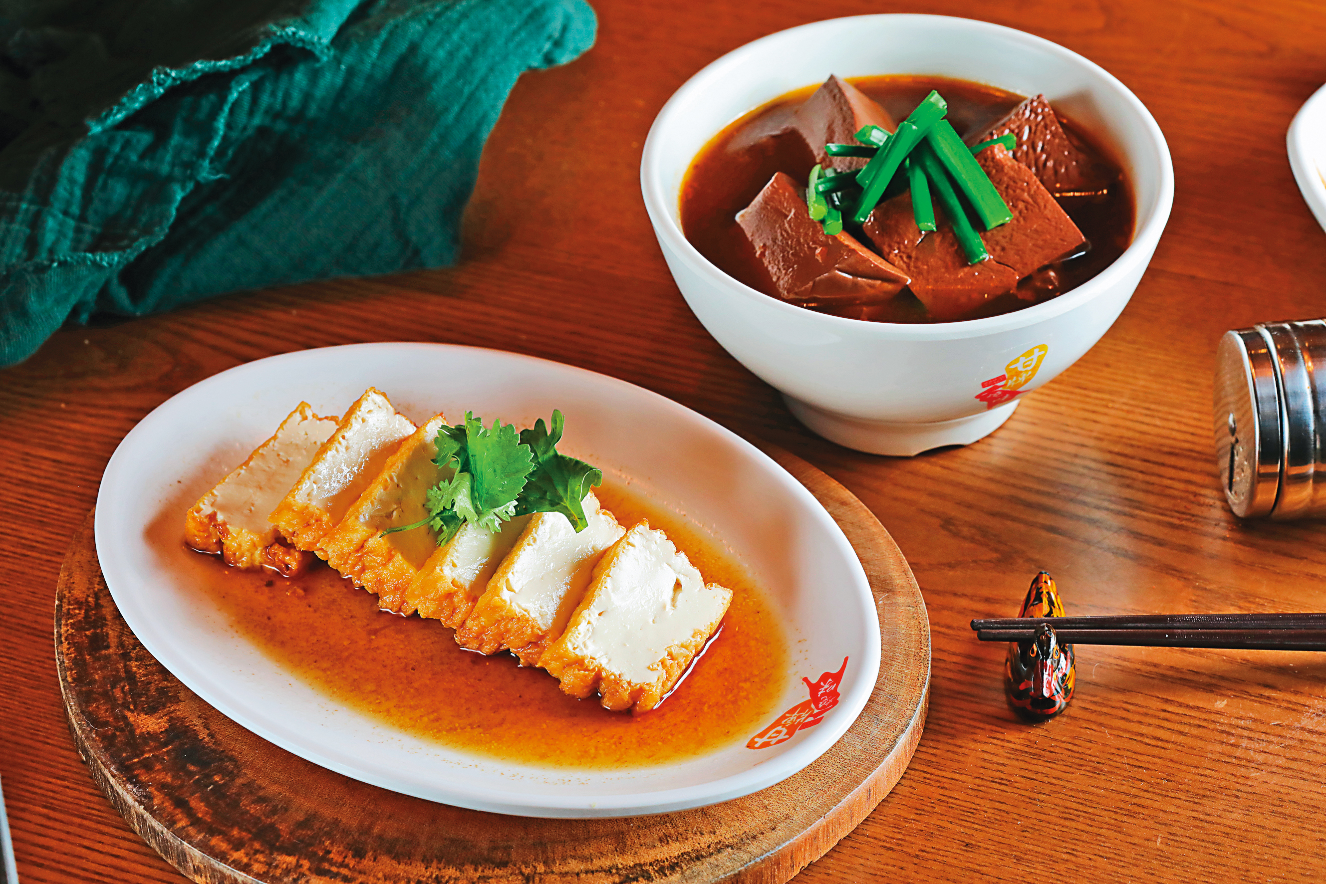滋味顯得清淡的「滷水黃金豆腐」（前，100元／份）與「滷水鴨血」（後，120元／份）。