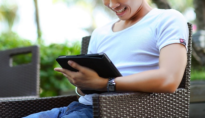 女網友發現男友媽媽竟叫兒子「老公」，結局令她感到驚悚。（示意圖，pixabay）