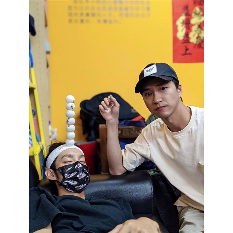 江宏傑一本正經在曹佑寧額上疊疊樂乒乓球,令人笑翻。(翻攝自曹佑寧IG)