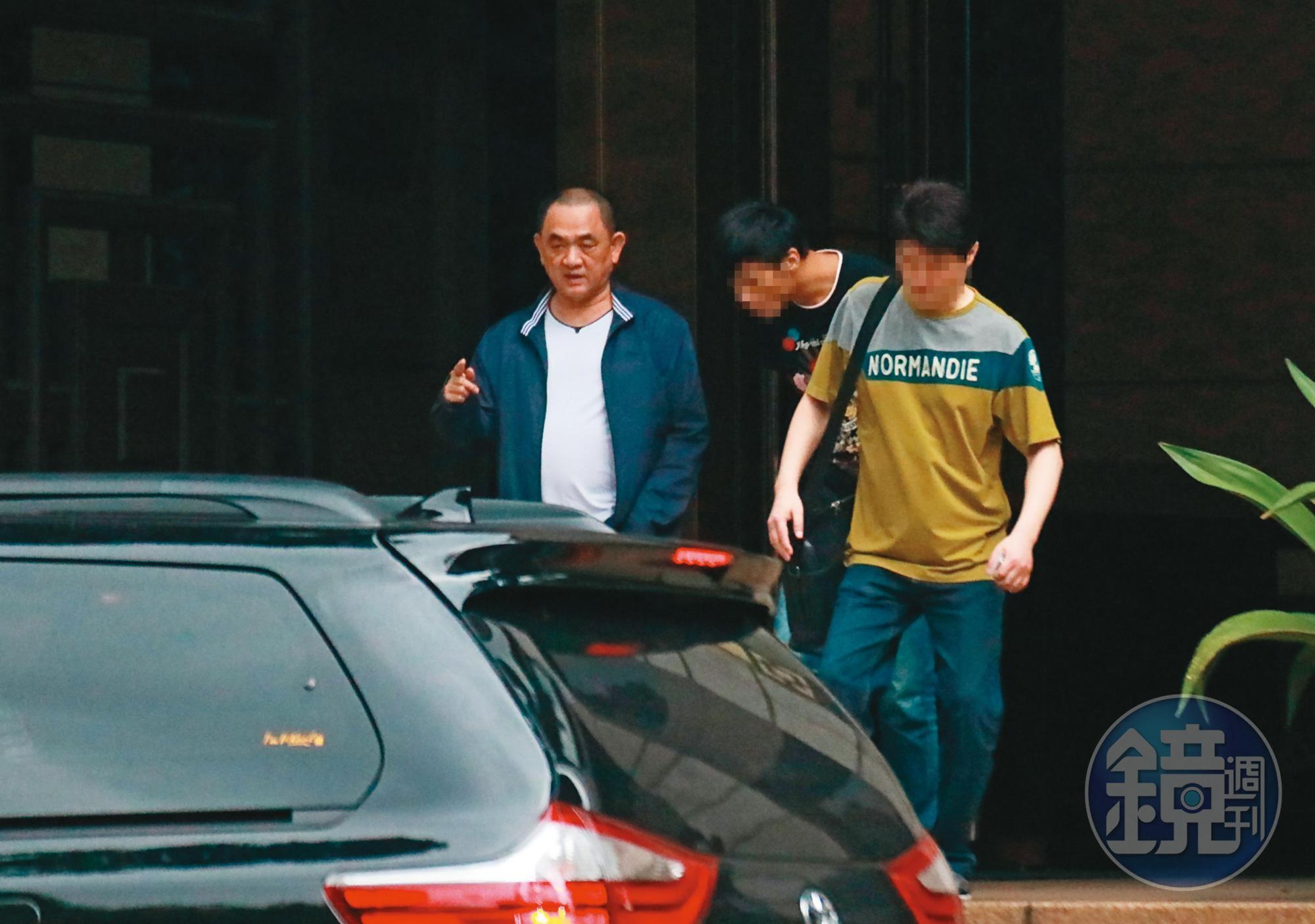 陳盈助(左)因洗錢及賭博罪遭緩起訴,加上2共犯共繳納近10億元,創史上最高緩起訴金。