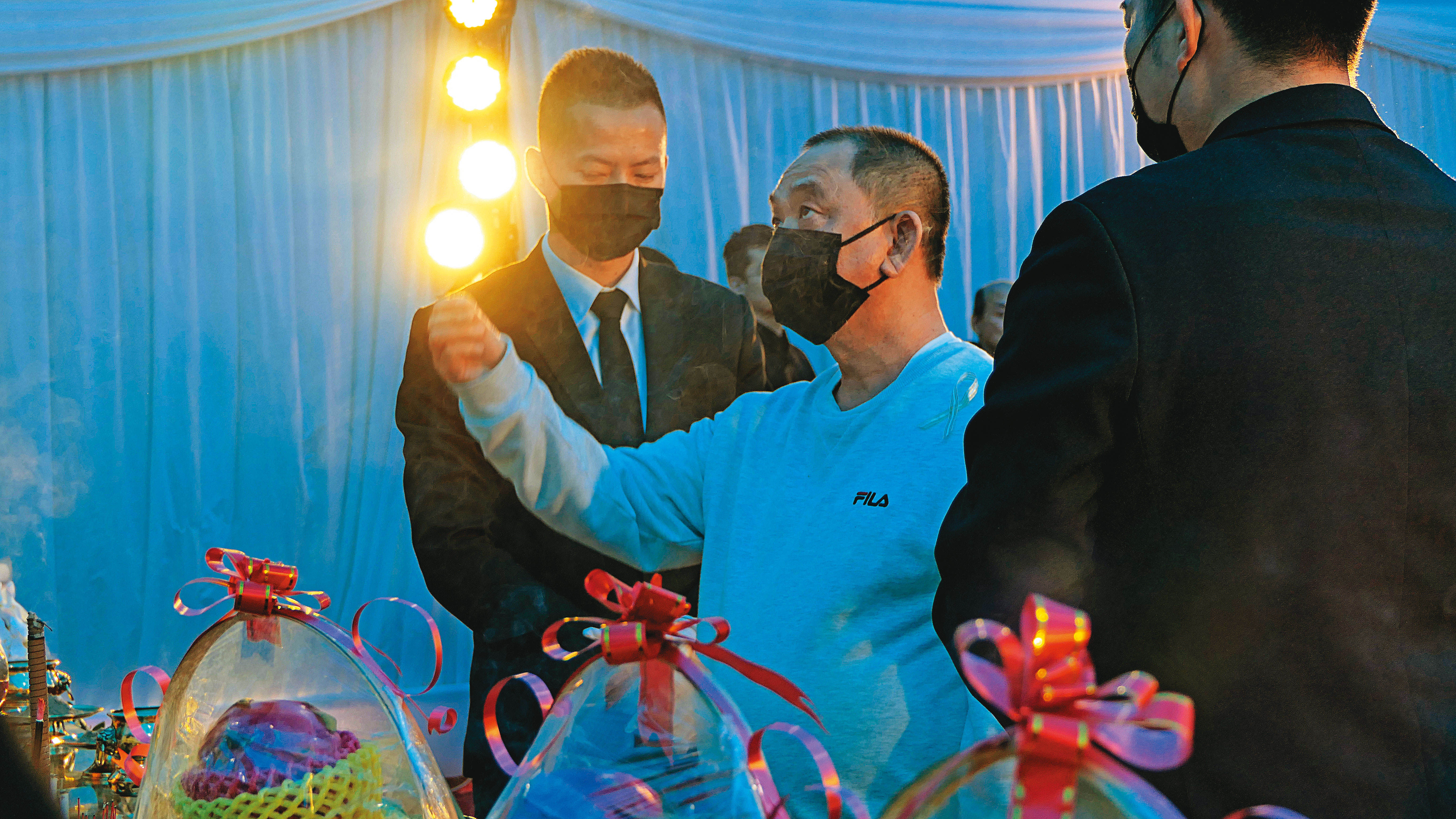 嘉義地方大哥洪鴻彬在今年1月16日出殯，陳盈助（中）低調至靈堂致意。（讀者提供）