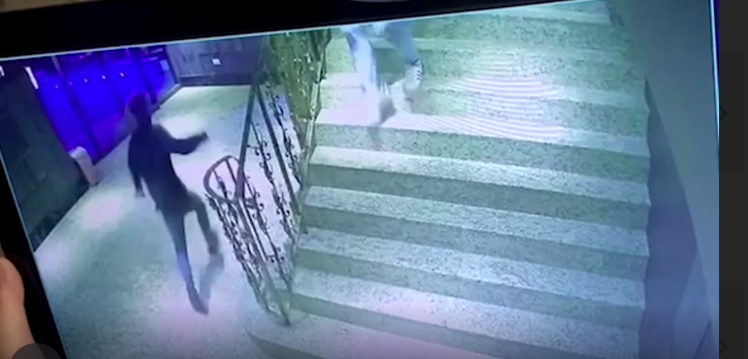 黑衣人沿著餐廳樓梯逃逸。（中山分局提供）