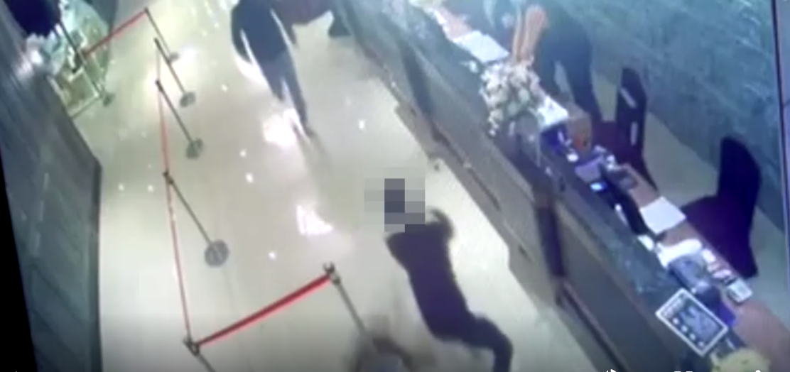 黑衣人亂入餐廳，在大廳任意潑灑上千隻紅蟑螂。（中山分局提供）