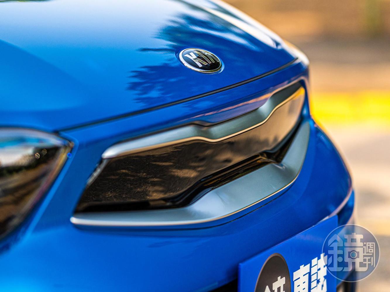 車頭以鋼琴烤漆襯托家族設計語彙──虎鼻式水箱護罩，使得銳利動感線條中的虎鼻更顯前衛、有個性。