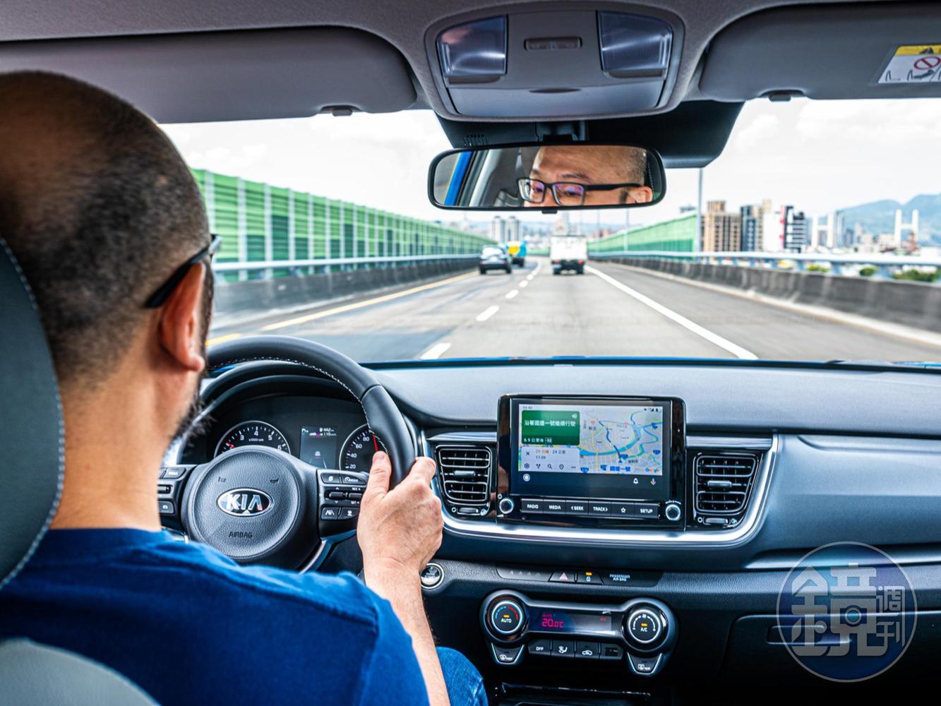 SCC搭配LFA全速域（0~200 km/h）進階型車道維持輔助系統，只要輕握方向盤，車子就可以穩穩的維持在車道中線、完全不會偏移漂浮，一整天試駕下來也不會疲勞。