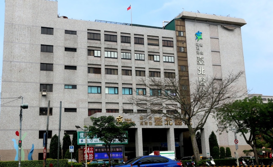 一名網友自述曾與確診者待過同一活動場所，因個資問題沒在電話中透露身分證字號就被晾在醫院外無法接受採檢。（翻攝自Google Maps）