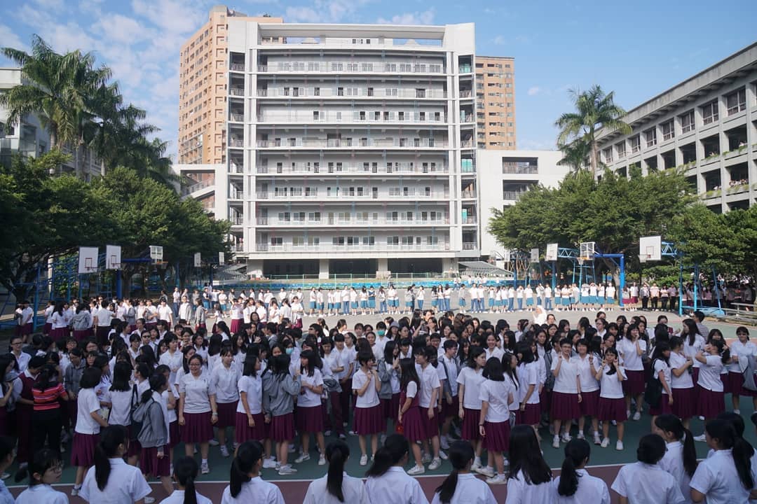 台中明星私校曉明女中遭爆不顧疫情升溫，執意舉辦百人朝會；圖為非疫情期間，圖中人物非當事人。（翻攝自曉明女中臉書）