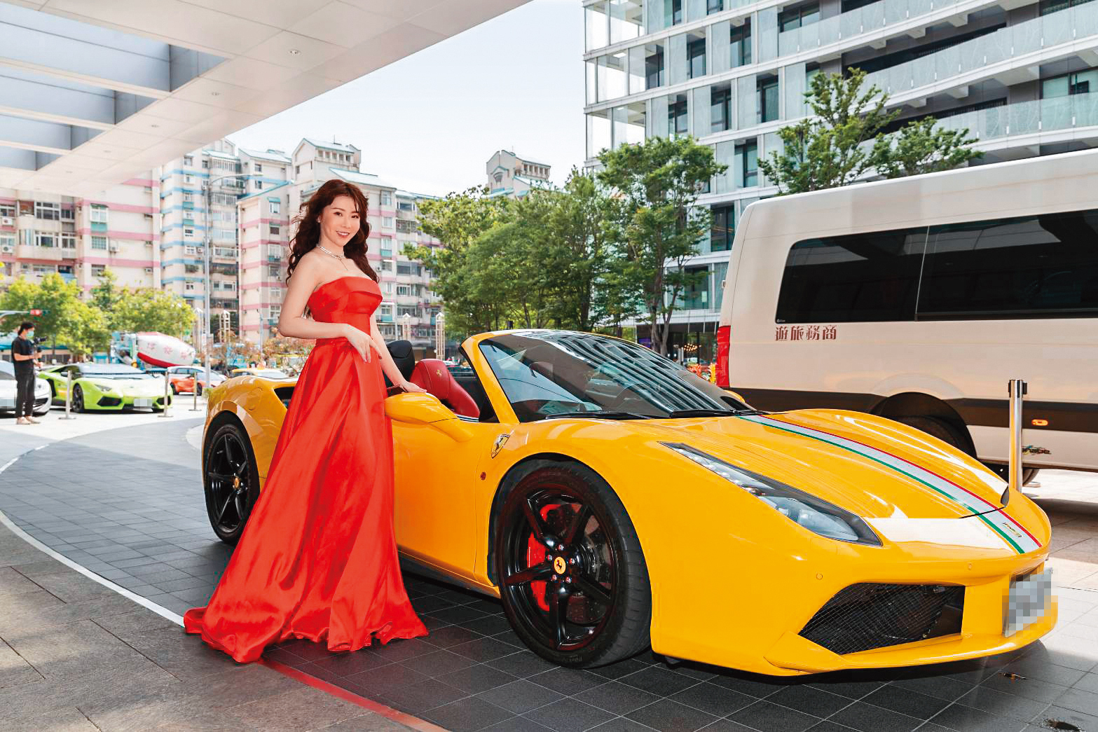 直播主李馨等多位直播主，搭乘千萬元跑車抵達晚會會場。