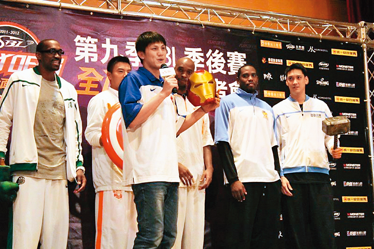 周士淵（左三）因家醜，被球團要求不得出席公眾場所、現身球賽，形同冷凍。（翻攝自SBL臉書）