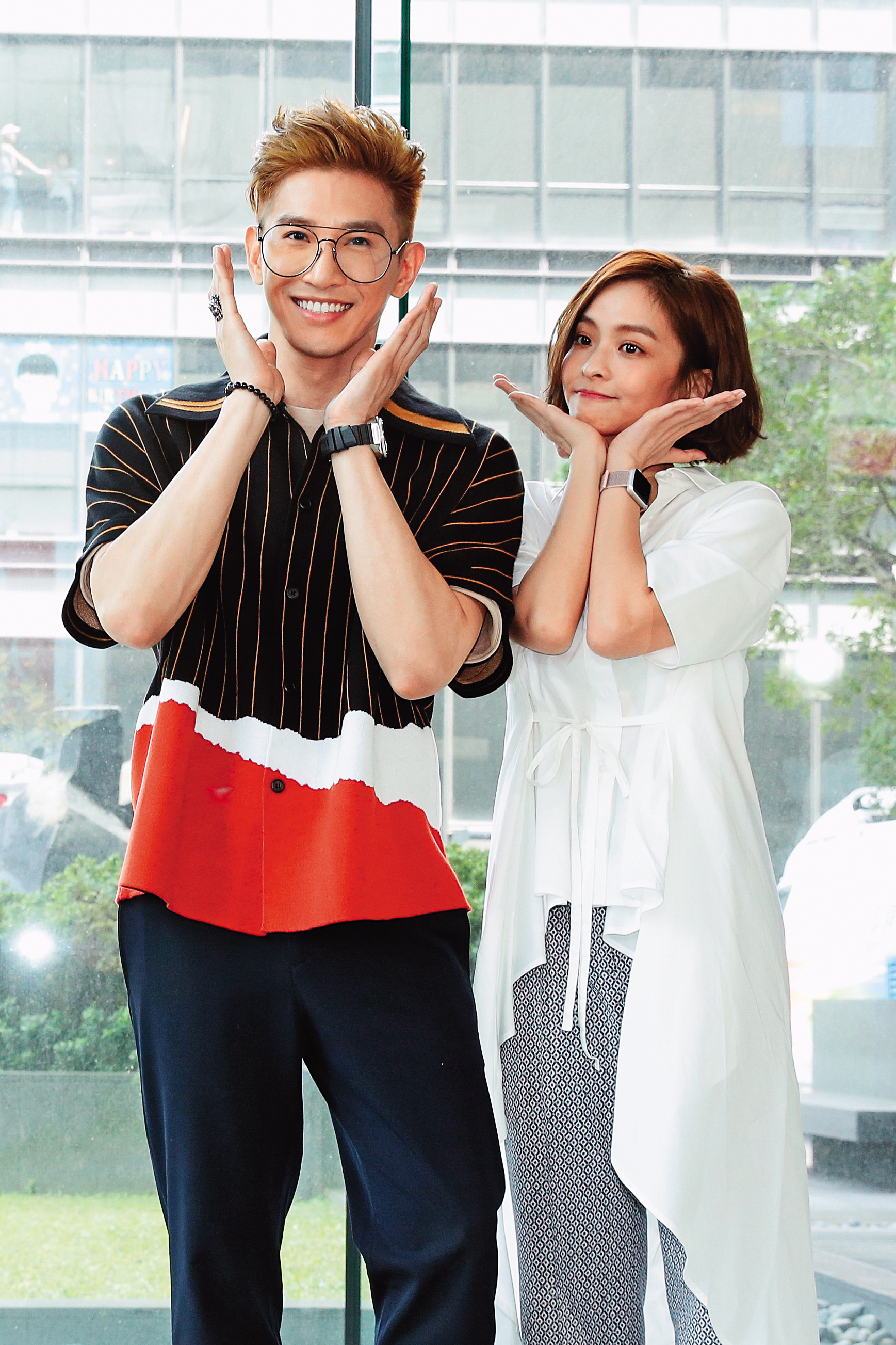 本刊拍到張立昂（左）勾纏女助理前，他還跟《三明治女孩的逆襲》女主角葉星辰（右）手來腳來。