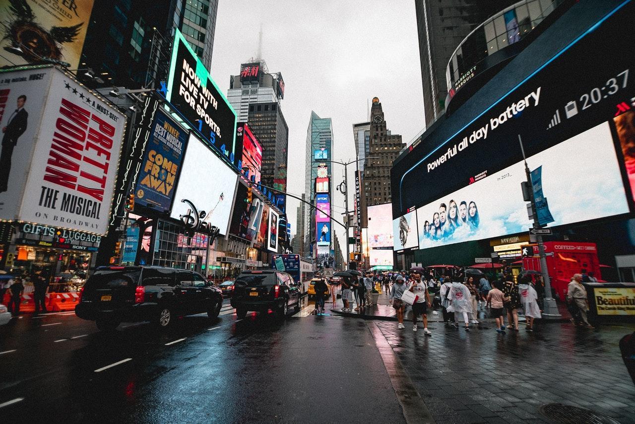 美國紐約州長古莫(Andrew M. Cuomo)週一宣布將於5月19日取消對州內所有餐廳、酒吧、博物館和劇院的限制。(示意圖,Pexels)
