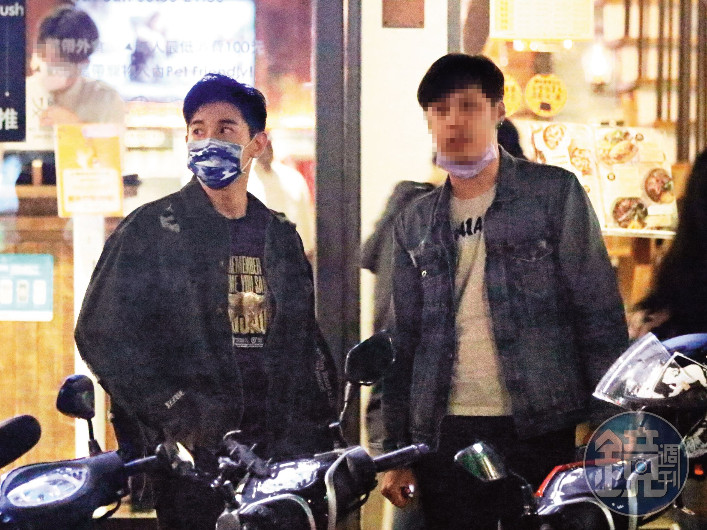 20：01，就算只是跟男性友人（右）出門相約，張立昂（左）仍然四處張望，似乎深怕自己行程曝光。