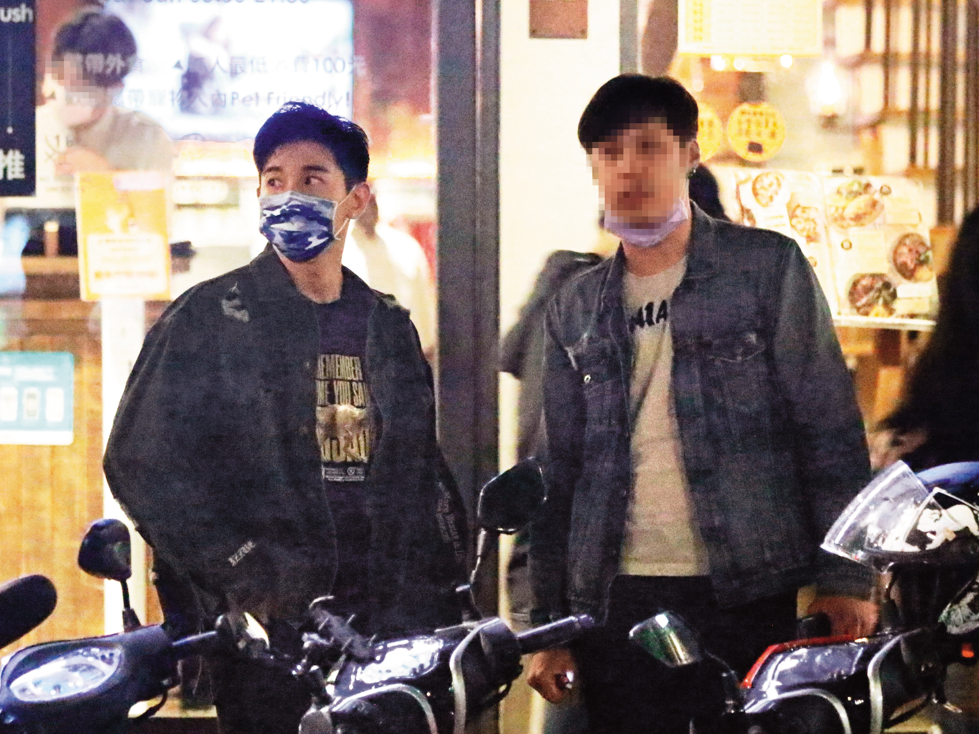 20：01，就算只是跟男性友人（右）出門相約，張立昂（左）仍然四處張望，似乎深怕自己行程曝光。