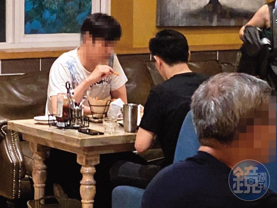 18:35,張立昂(右)跟男性友人(左)約吃晚餐,顯得相當愜意。