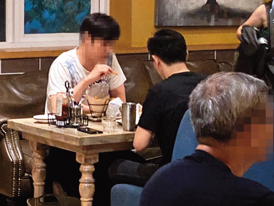 18：35，張立昂（右）跟男性友人（左）約吃晚餐，顯得相當愜意。