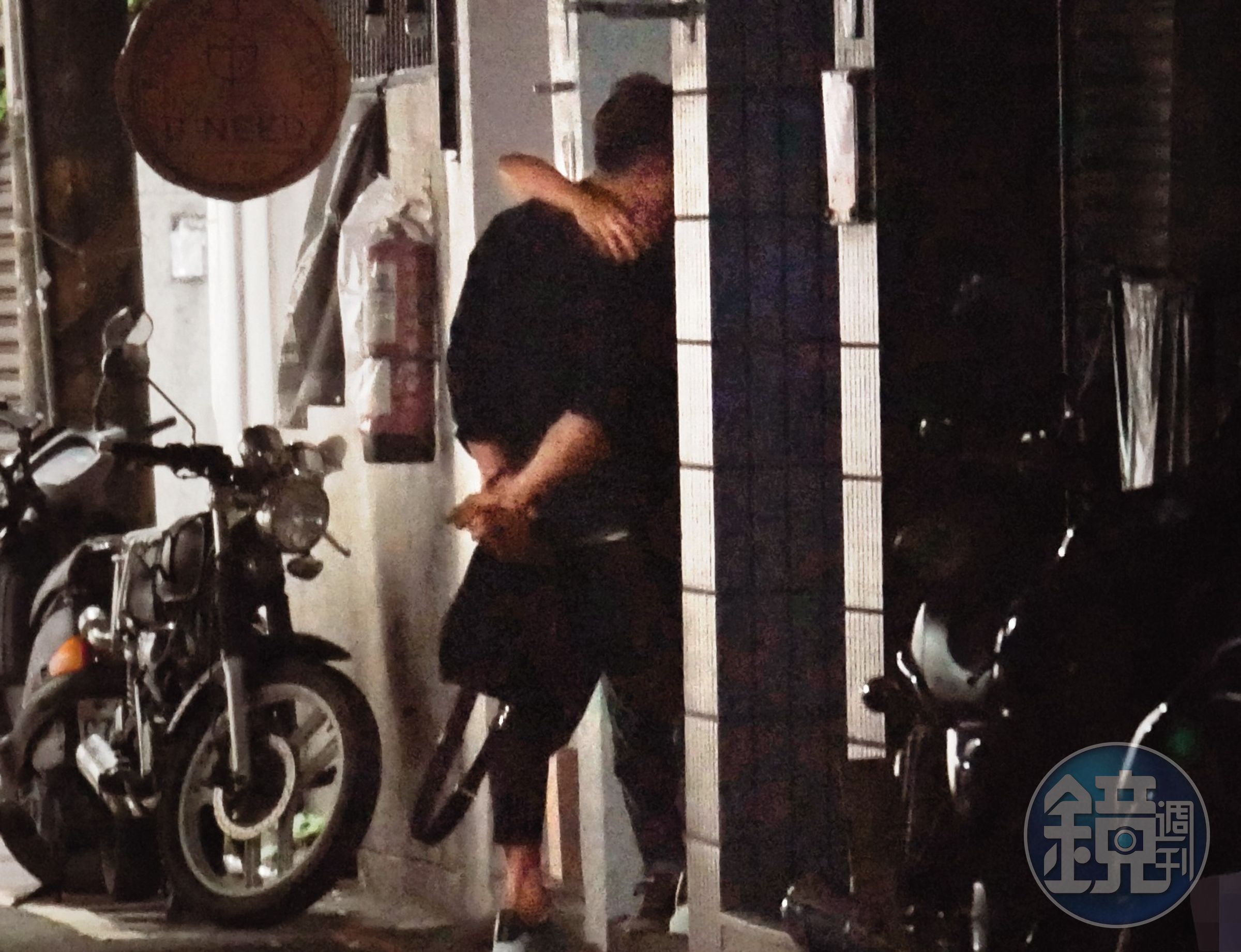 張立昂跟邵雨薇分手後，曾被本刊拍到在殺青宴後酒醉失態、家門前壁咚女助理。