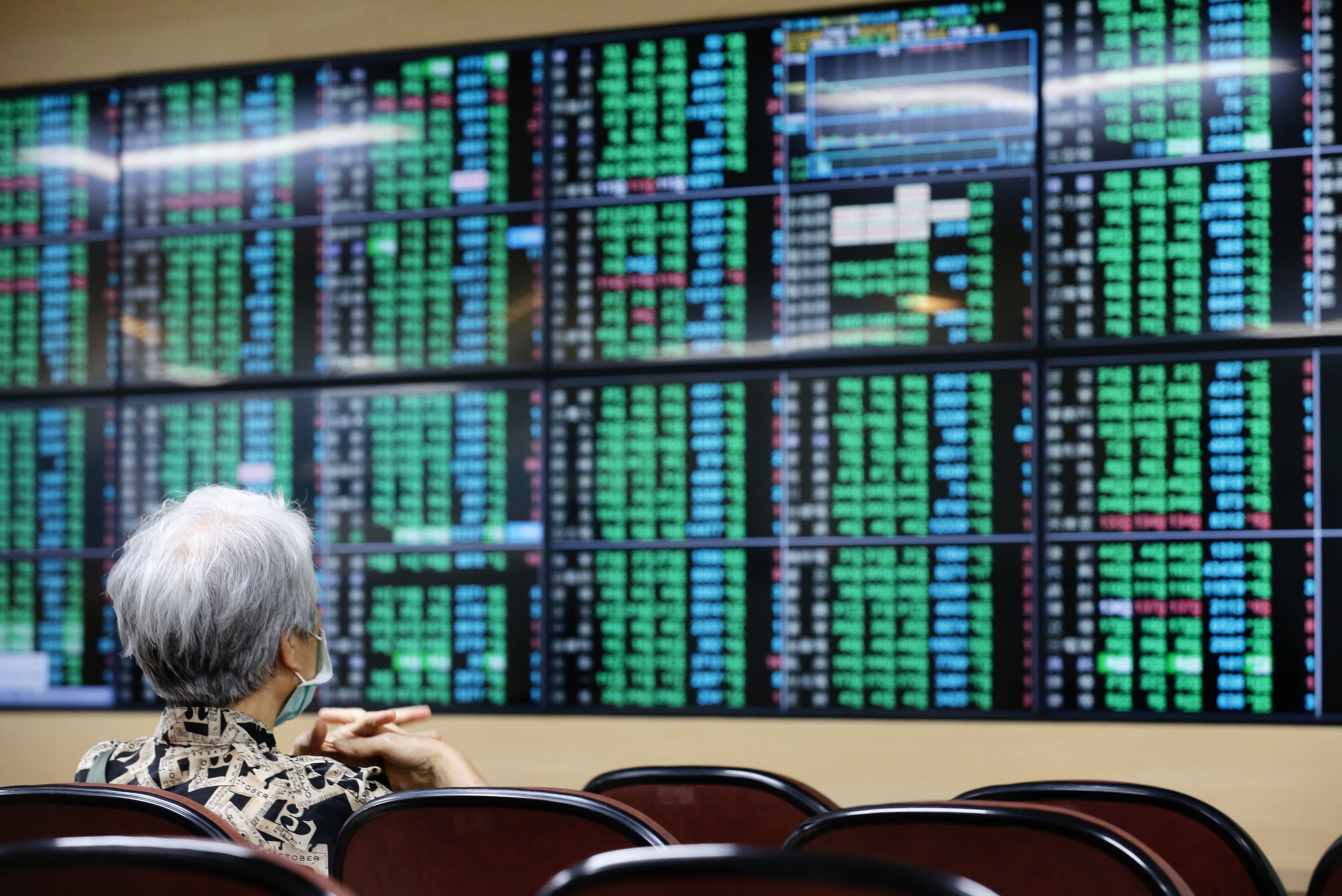 今（4）日台股多空交戰劇烈，加權指數盤中一度重挫達602點，隨後跌幅收斂。