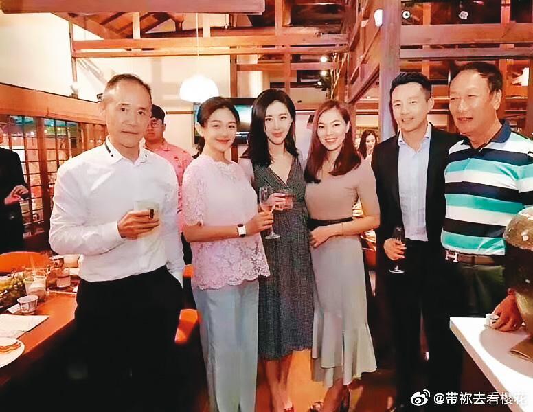 郭台銘（右）曾被大陸地產大亨、萬科集團董事長王石（左）邀請一起攀登世界最高的聖母峰。圖為2018年王石偕夫人田朴珺（左3）參加郭董家宴合照。（翻攝自微博）