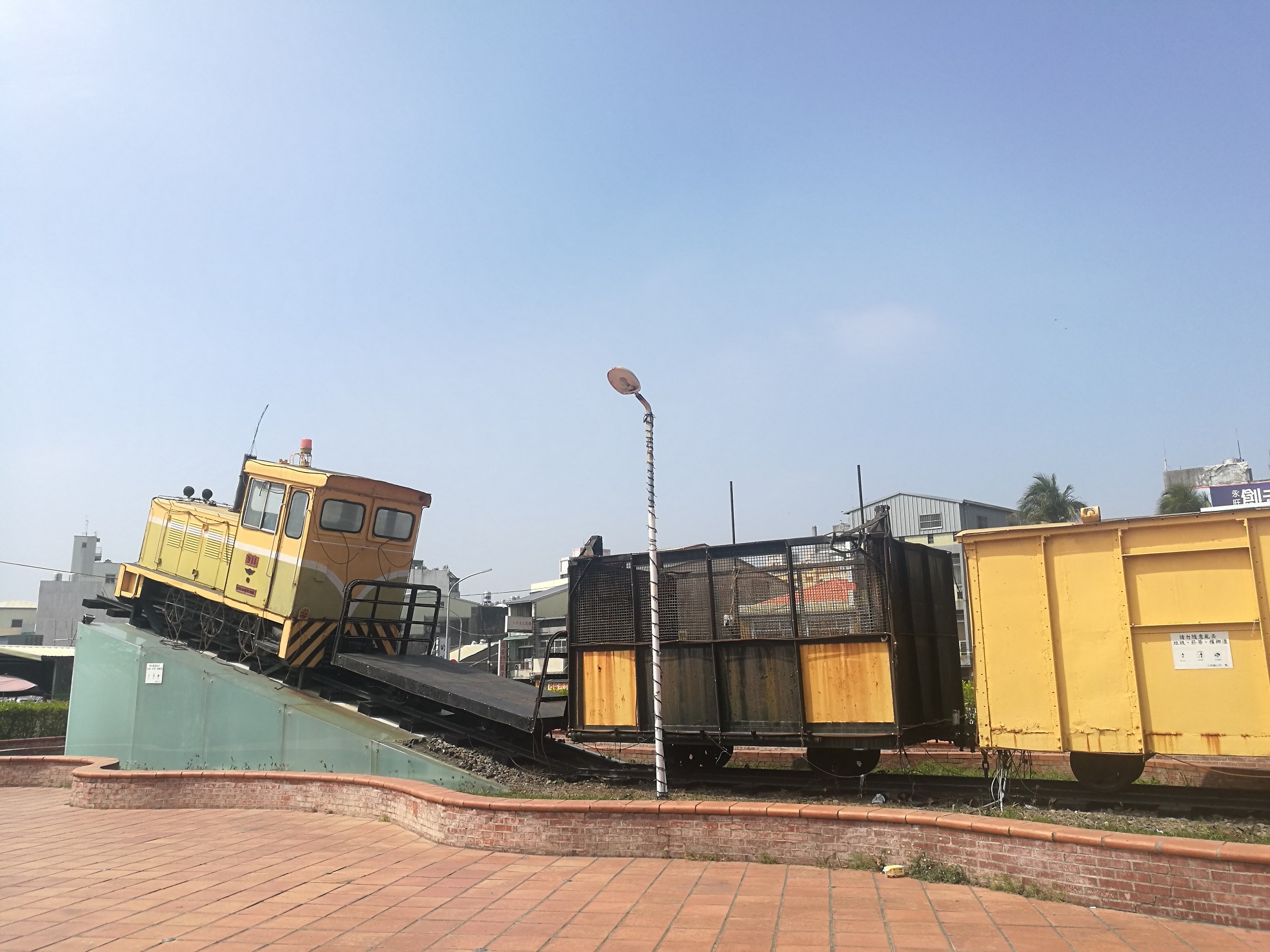 斗南火車站廣場的五分車，訴說曾經在此設立他里霧驛的糖鐵歷史。