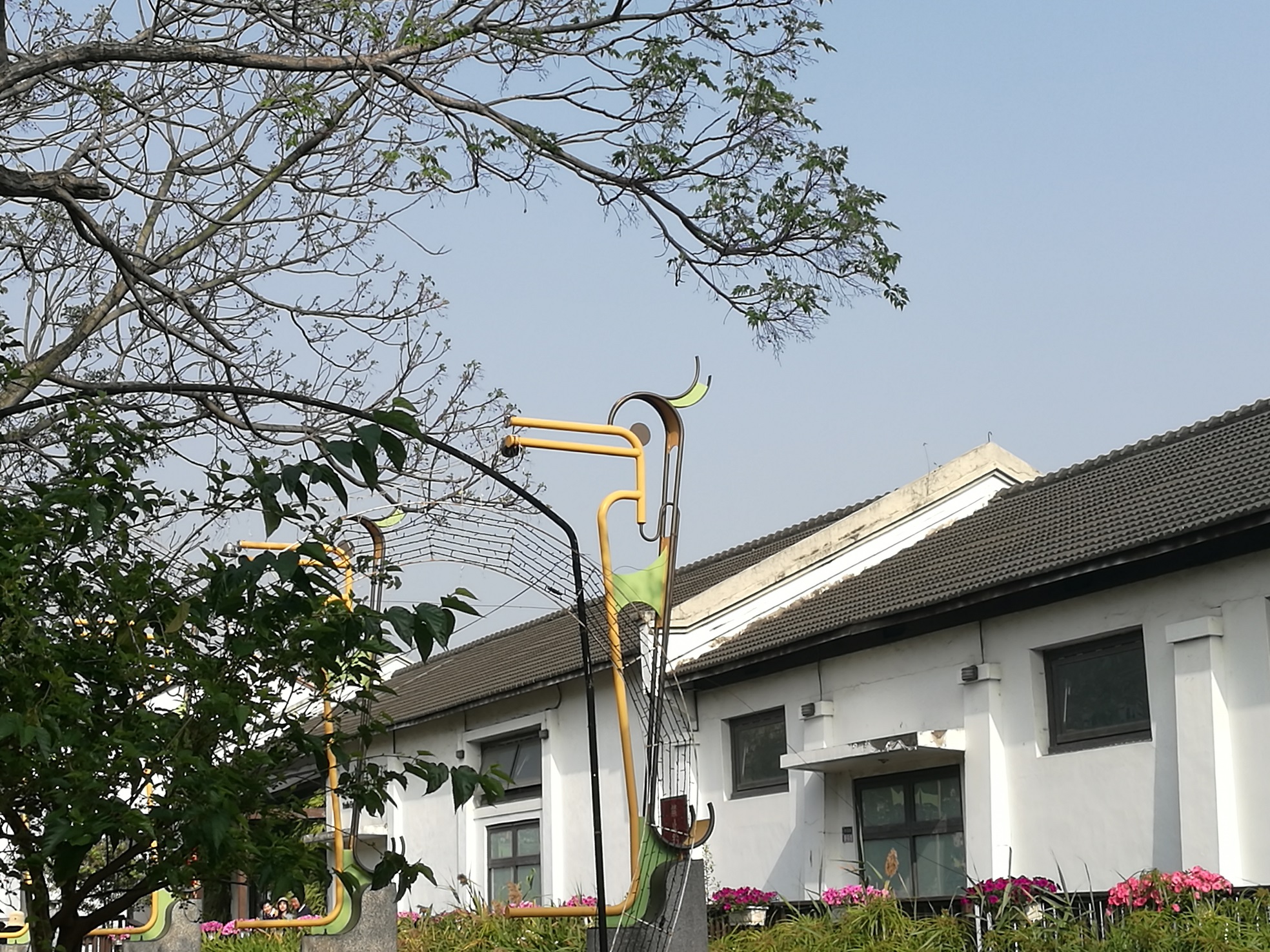 車站兩側的鐵路倉庫群，現在變身為「他里霧文化園區」。