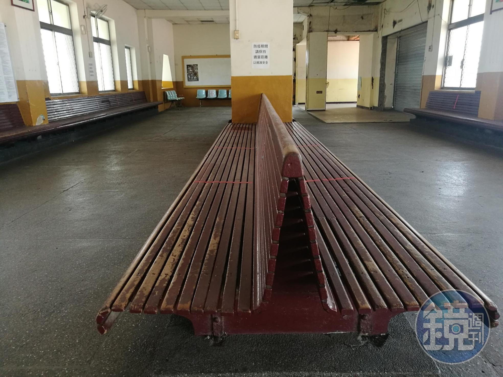 斗南火車站舊站內，留有長達50公尺的木製候車椅，很可惜後來被截成數段。