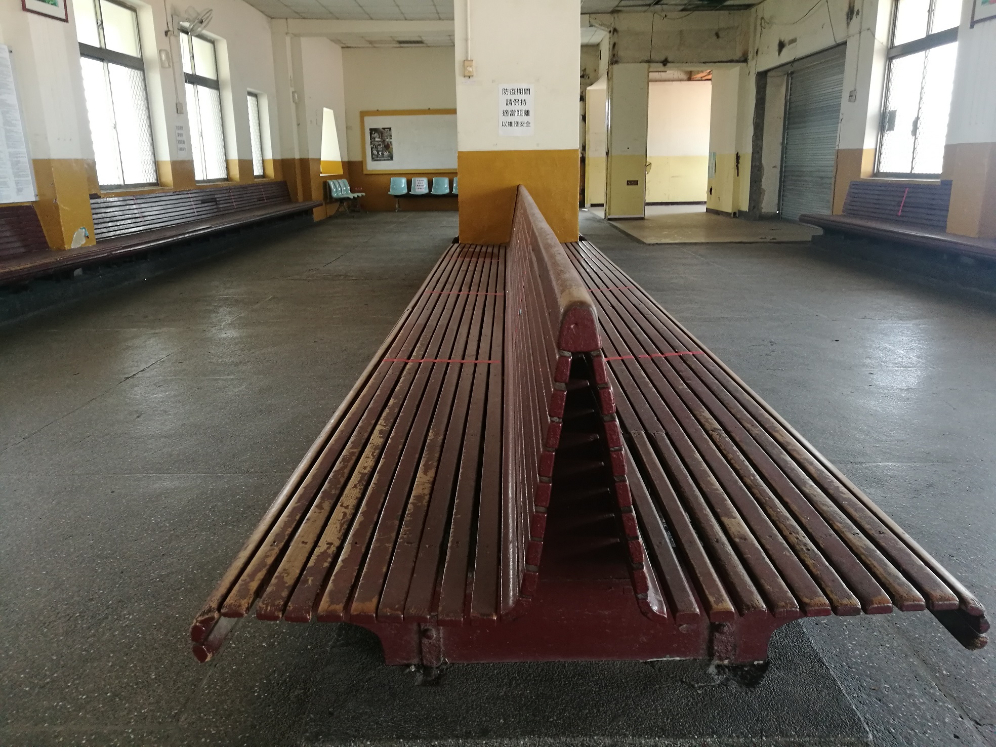 斗南火車站舊站內，留有長達50公尺的木製候車椅，很可惜後來被截成數段。