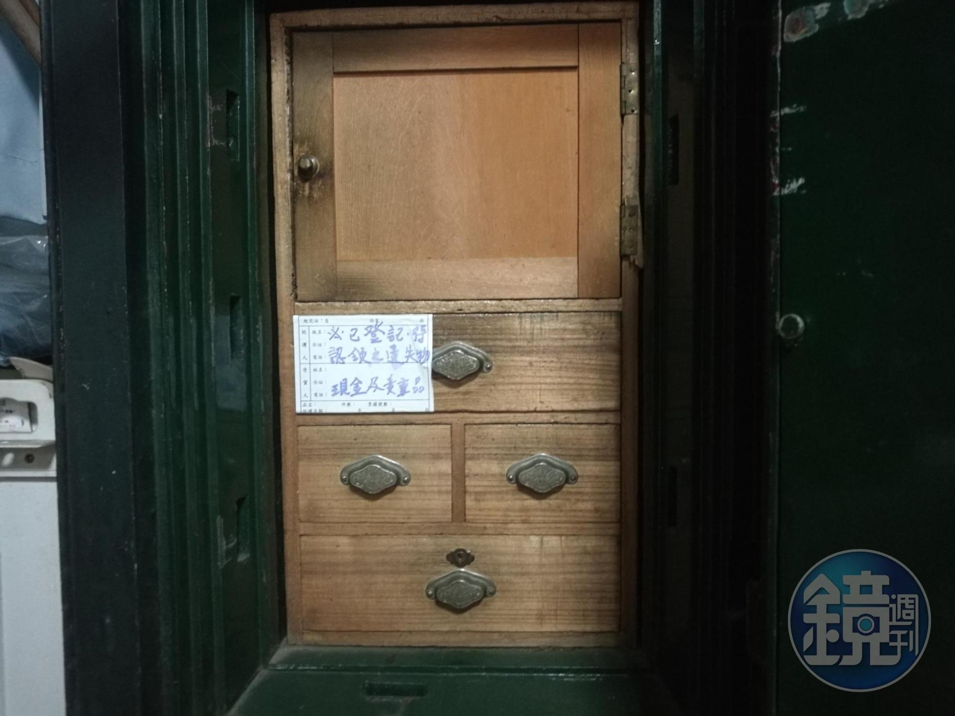 外觀如鐵製保險箱的「奉安庫」，裡頭通常還有一層檜木箱，用來放天皇御真像。