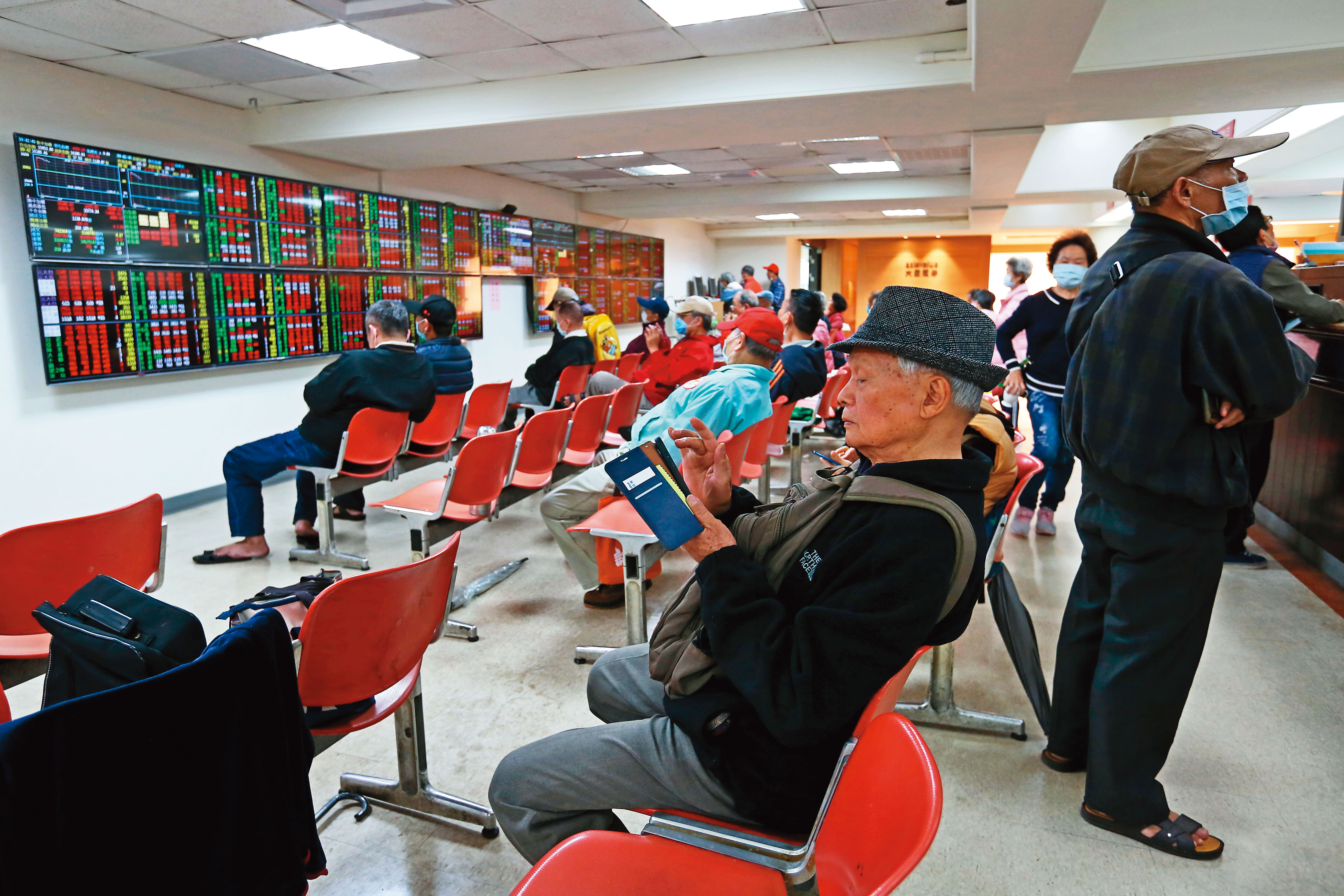 劉宇玹觀察散戶投資邏輯，建立一套「反市場操作」，讓他在股市中無往不利。