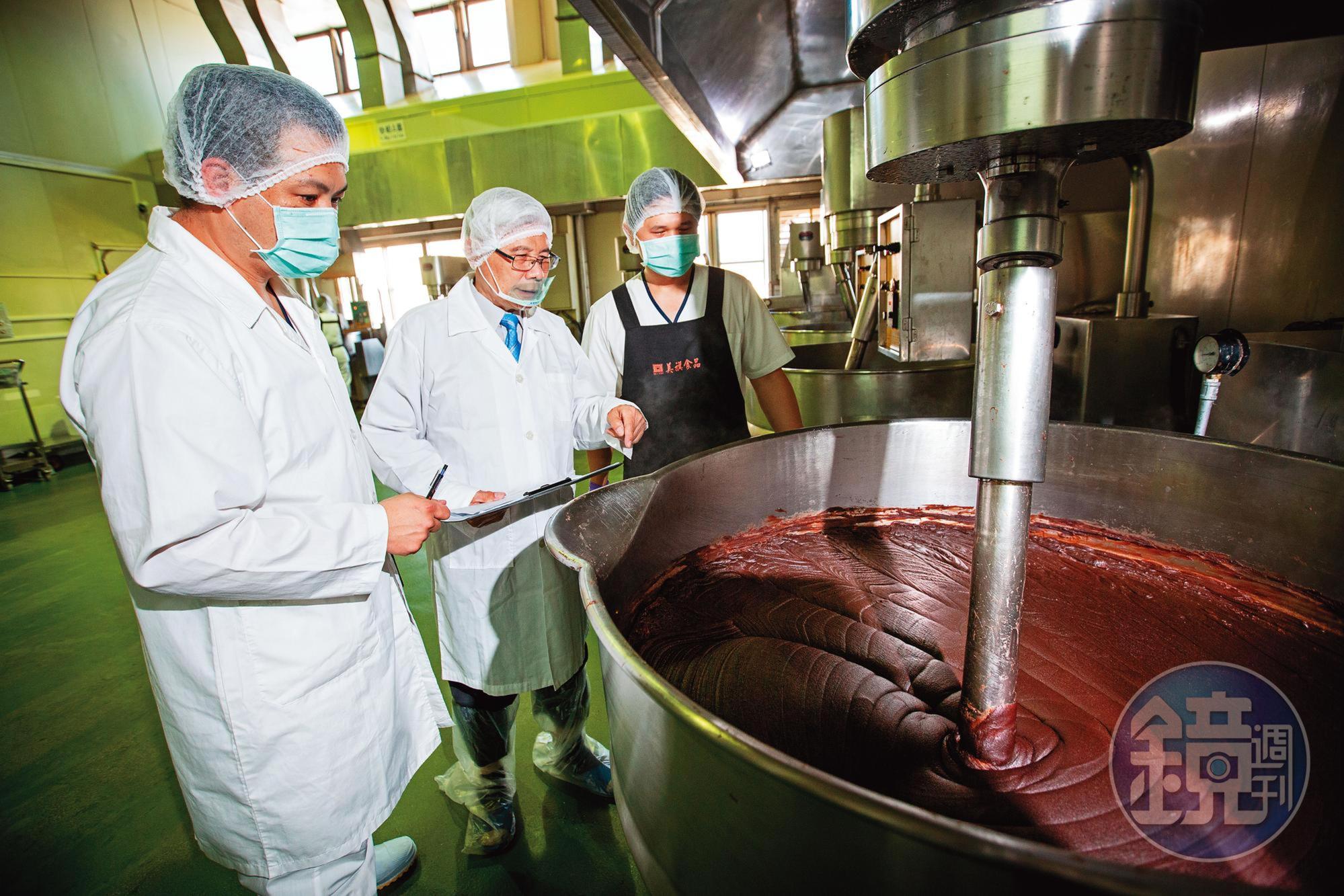 總億食品利用自動化生產線提高效率與產量，除了台製炒餡機器，還使用日本包裝機與德國充填機。
