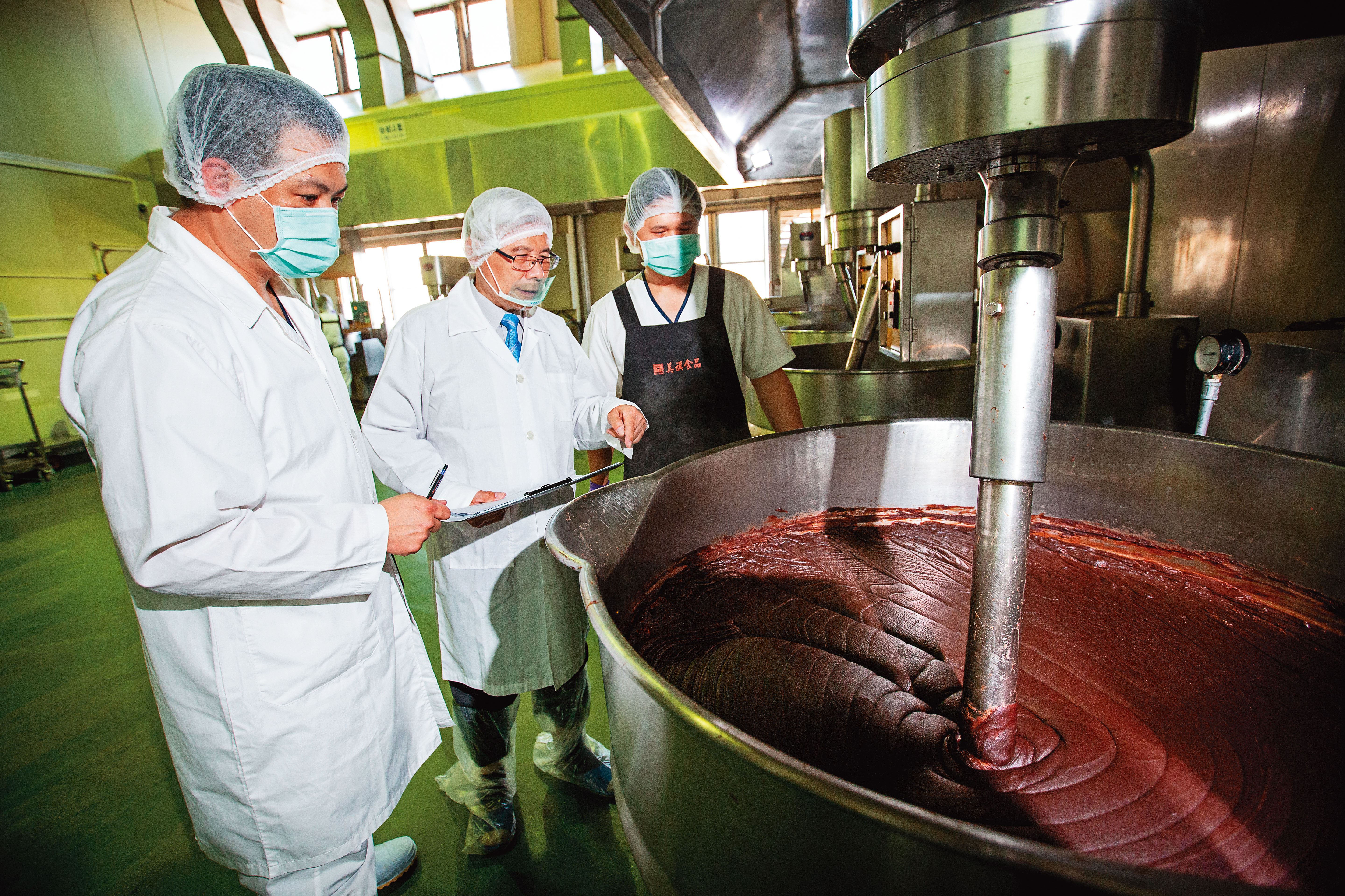 總億食品利用自動化生產線提高效率與產量，除了台製炒餡機器，還使用日本包裝機與德國充填機。