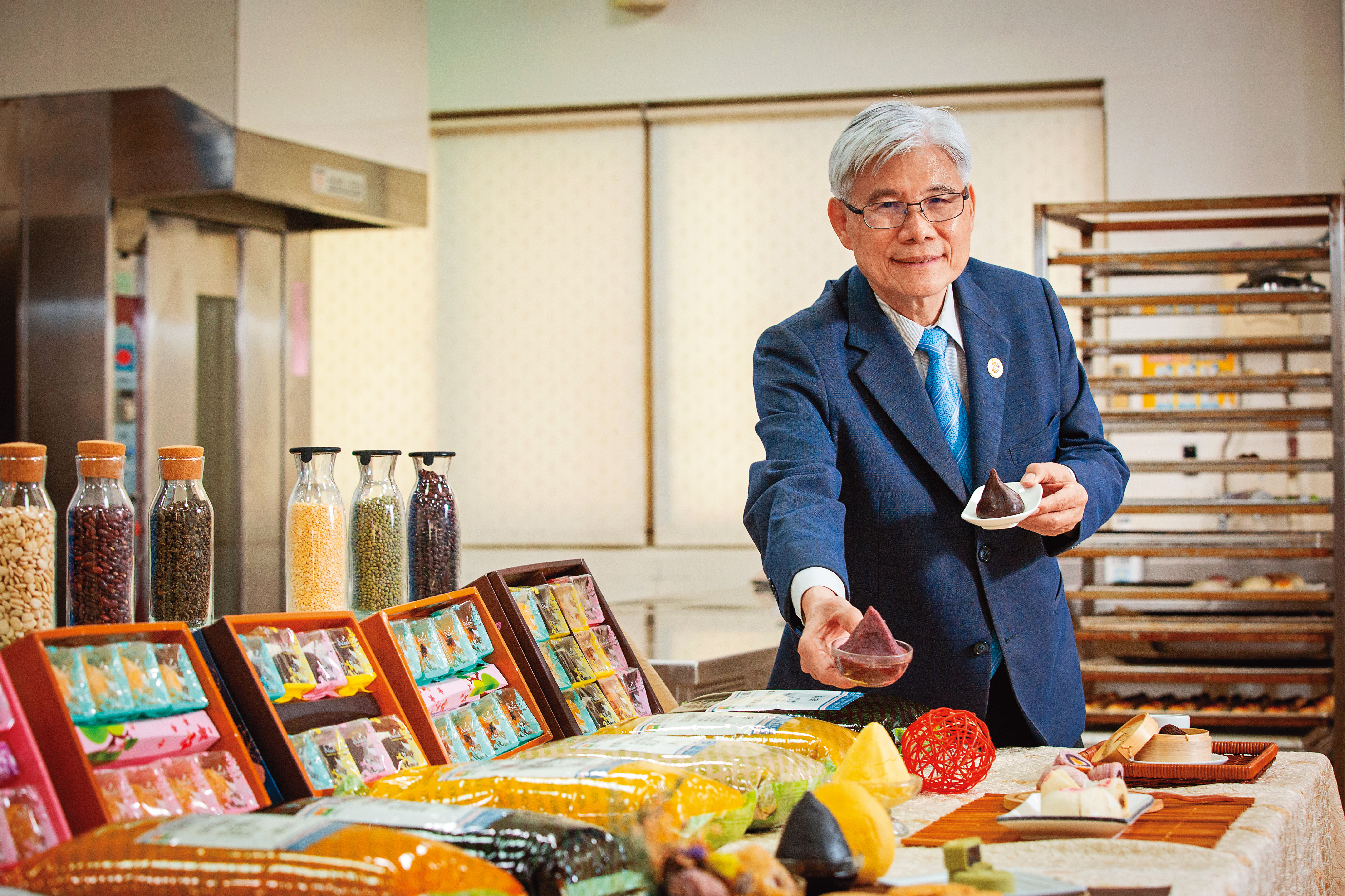 總億食品董事長周子良23歲踏入烘焙業，現在已經是台灣最主要的餡料供應商。