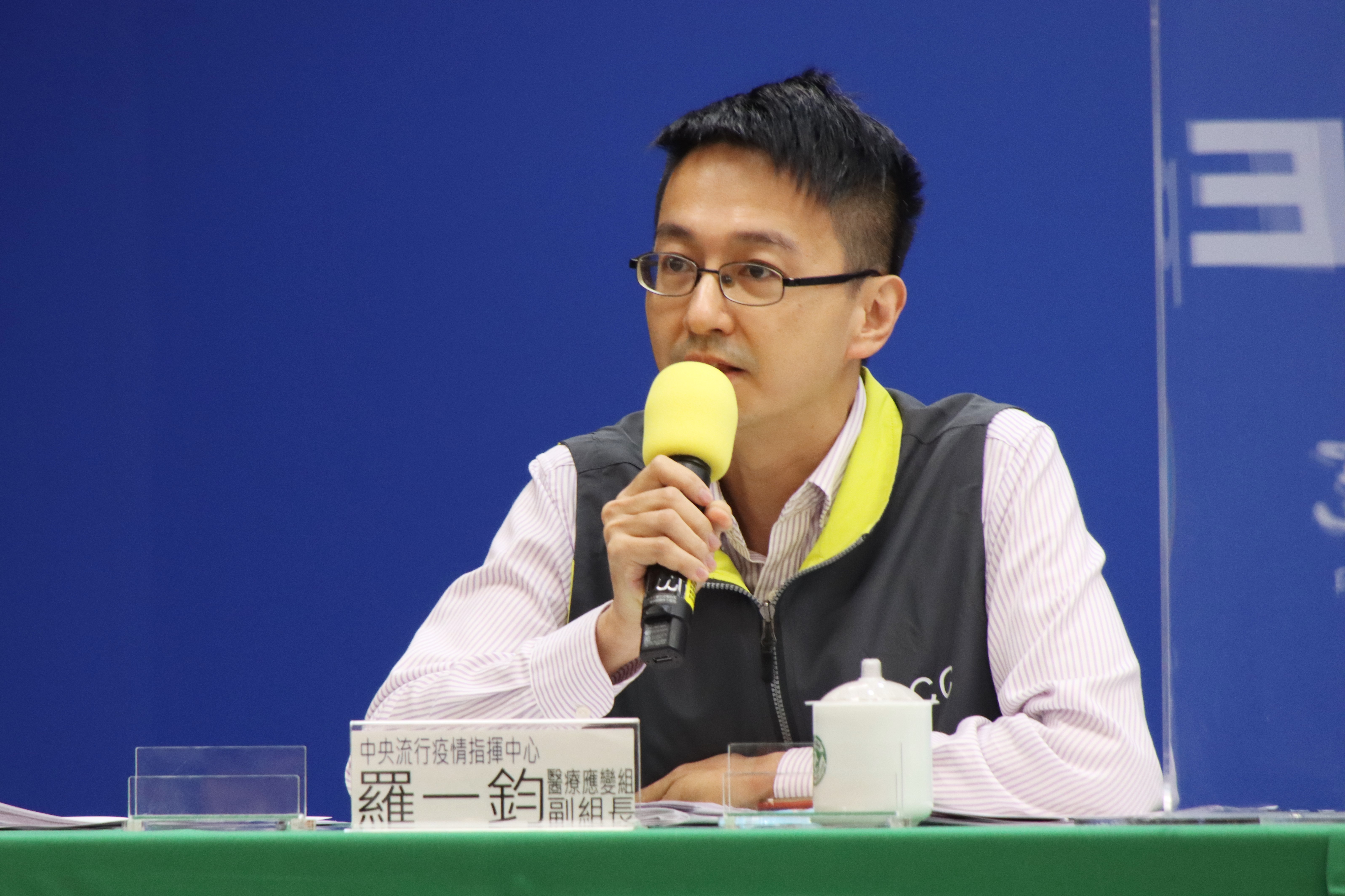 醫療應變組副組長羅一鈞指出，飯店外包商水電人員案1145確診不一定是在員工餐廳染疫。（指揮中心提供）