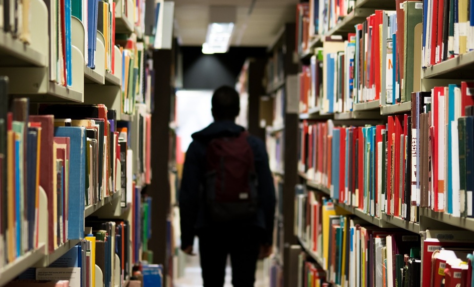 勞動部在「薪資行情及大專生就業導航」中，整理共27個學門的畢業生5年來的薪資。（示意圖，pixabay）