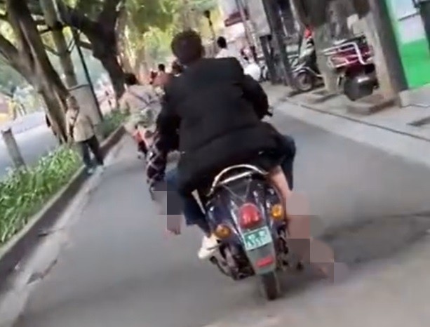 中國大陸一名男子騎乘機車，前座載著朋友的屍體。（翻攝自微博）