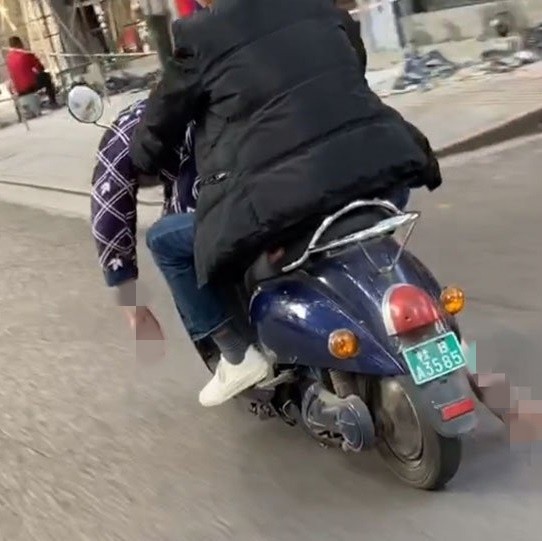 原PO騎在後方觀察許久,確認腳踏墊上的人已無意識。(翻攝自微博)