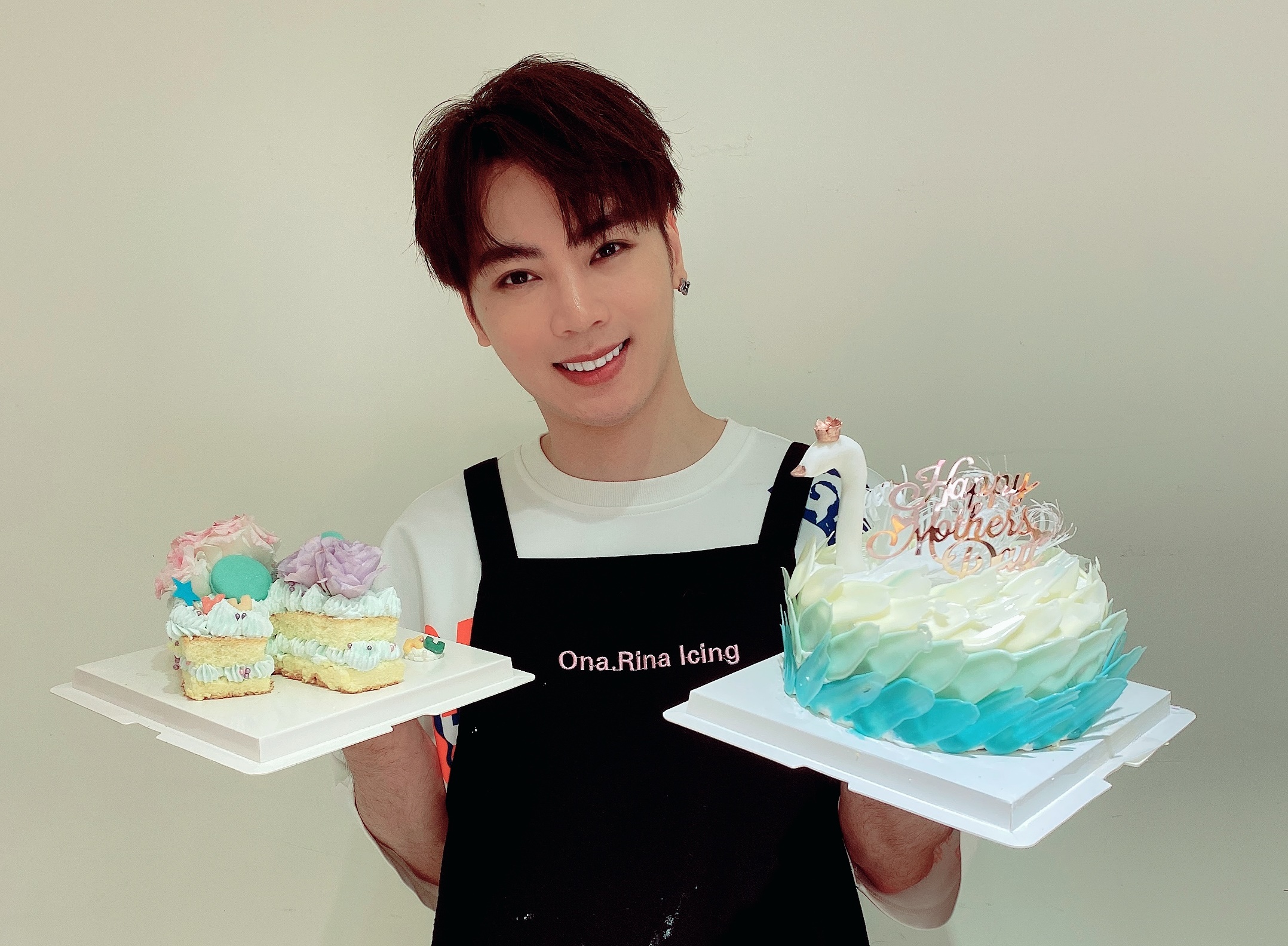 古曜威在母親節前夕，特地做「天鵝造型」與「K字母造型」兩種蛋糕。（單純夢想文創提供）