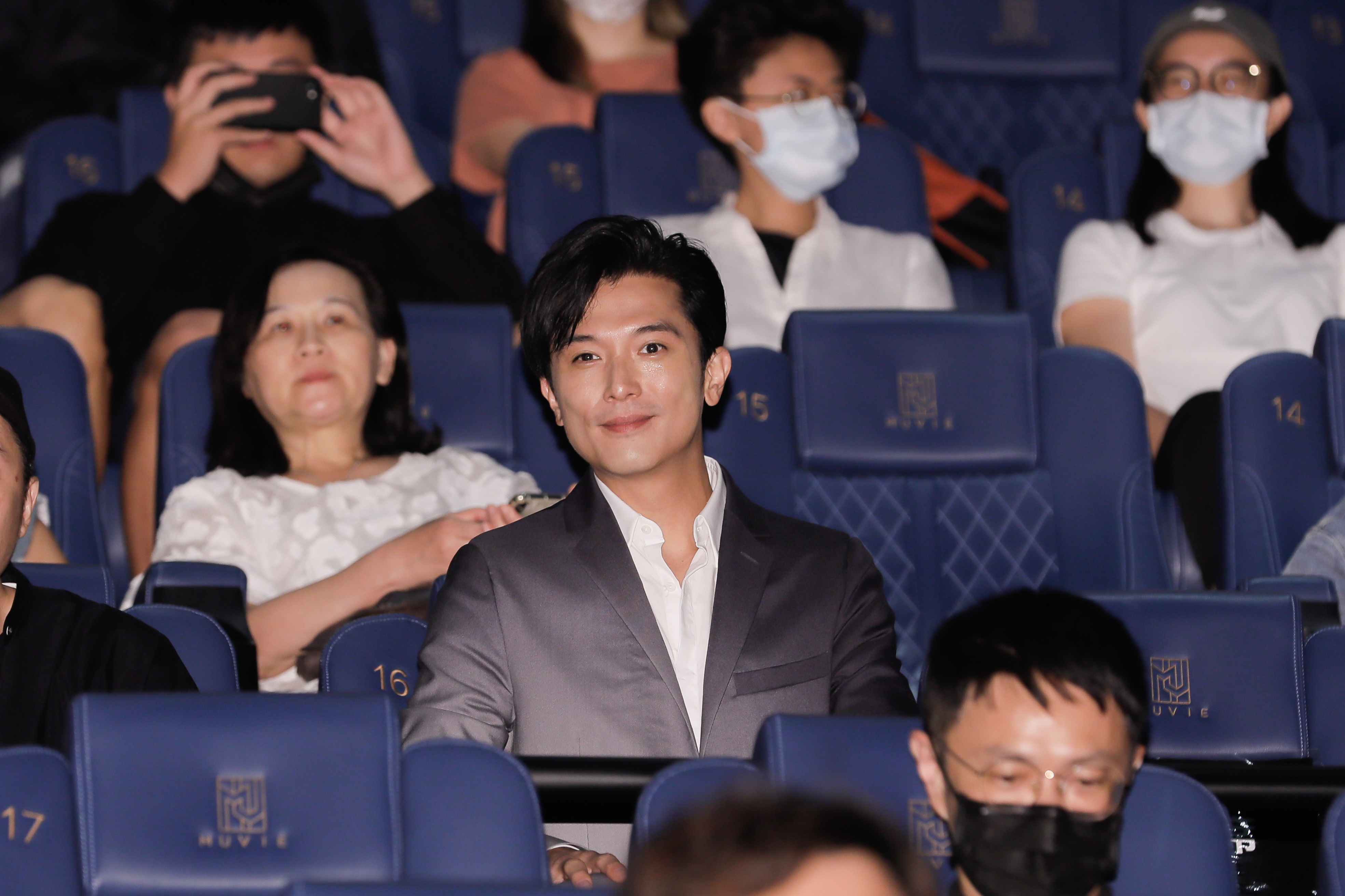 邱澤出任第23屆台北電影節影展大使，在戲院欣賞自己演出的形象廣告。