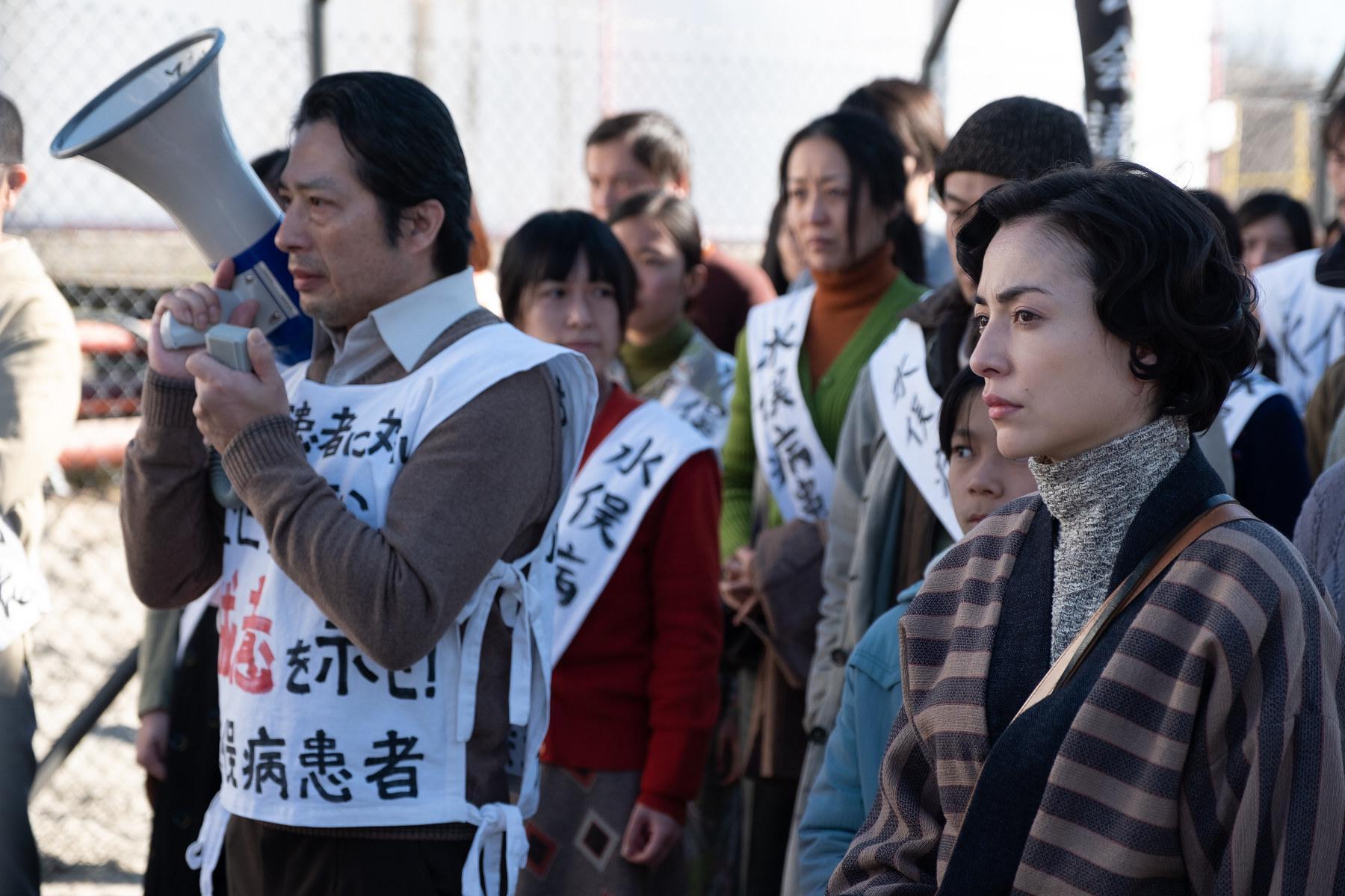 真田廣之(左)在電影《惡水真相》飾演水俁病患者互助會的談判領袖,混血女星美波則演出攝影師尤金史密斯的妻子。(采昌國際多媒體提供)