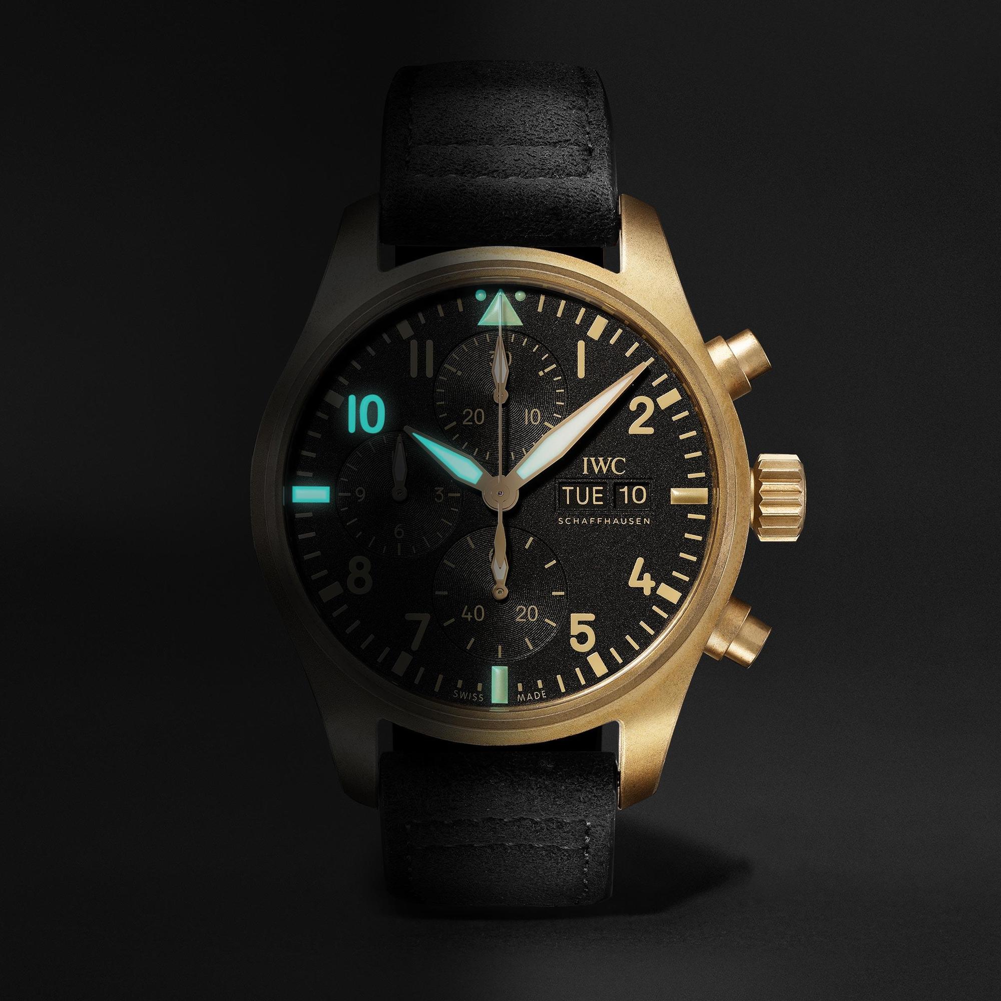 數字10有塗上SuperLuminova 夜光塗層,為MR PORTER成立10周年慶生。