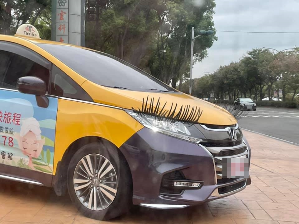車主是女司機,本身也是美容師,不但自己戴假睫毛,也幫愛車的大燈加裝眼睫毛。(翻攝自路上觀察學院)