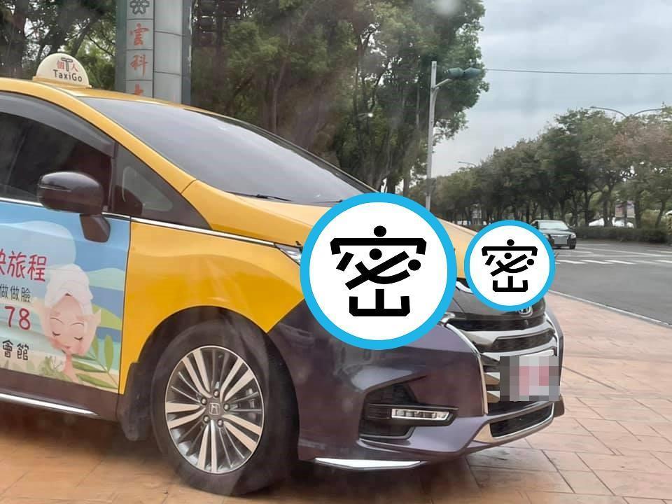 雲林斗六一台計程車長出眼睫毛,網友直呼:「這車太媚了!」(翻攝自路上觀察學院)
